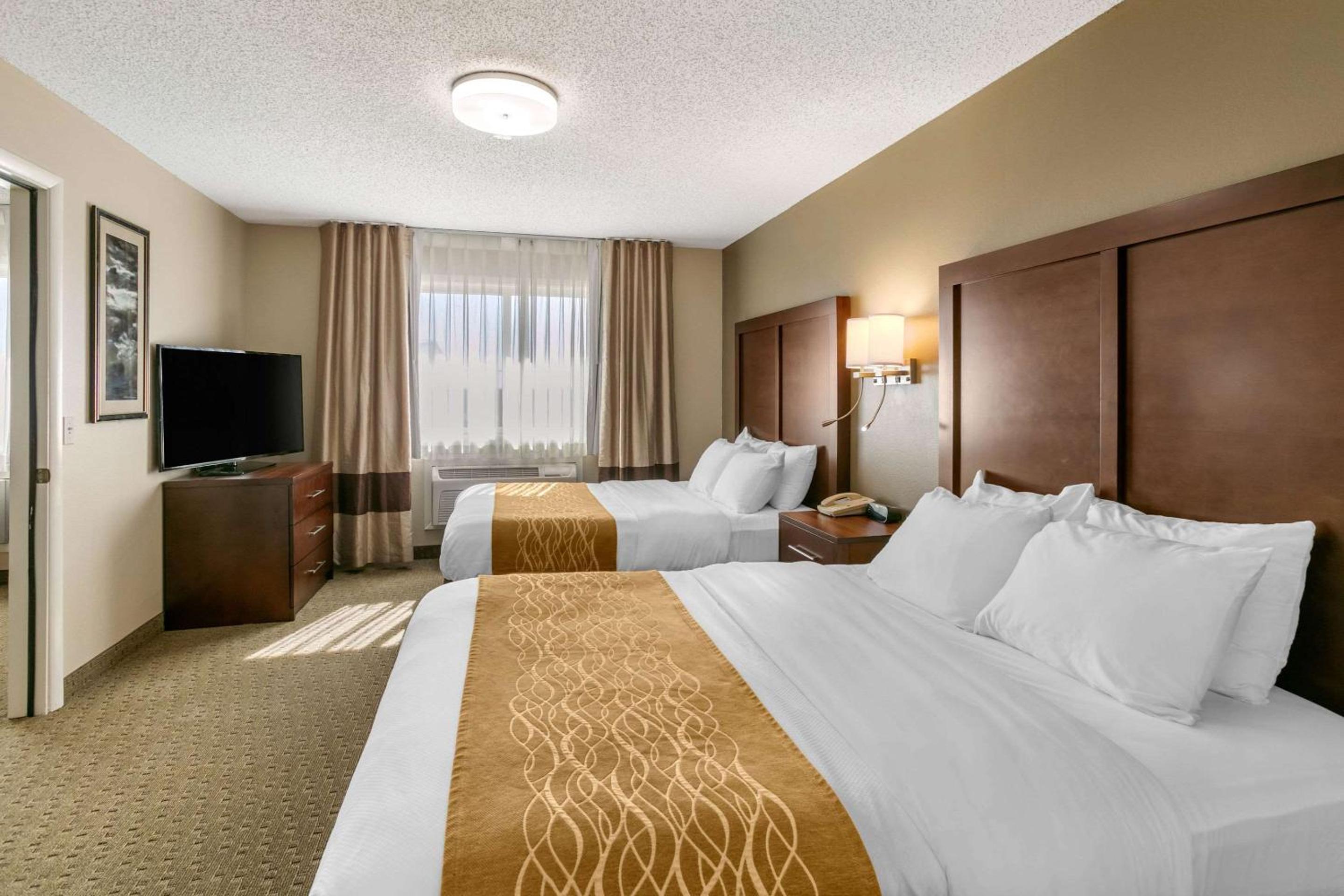 Queen Room with Two Queen Beds - Non-Smoking - Photo 10