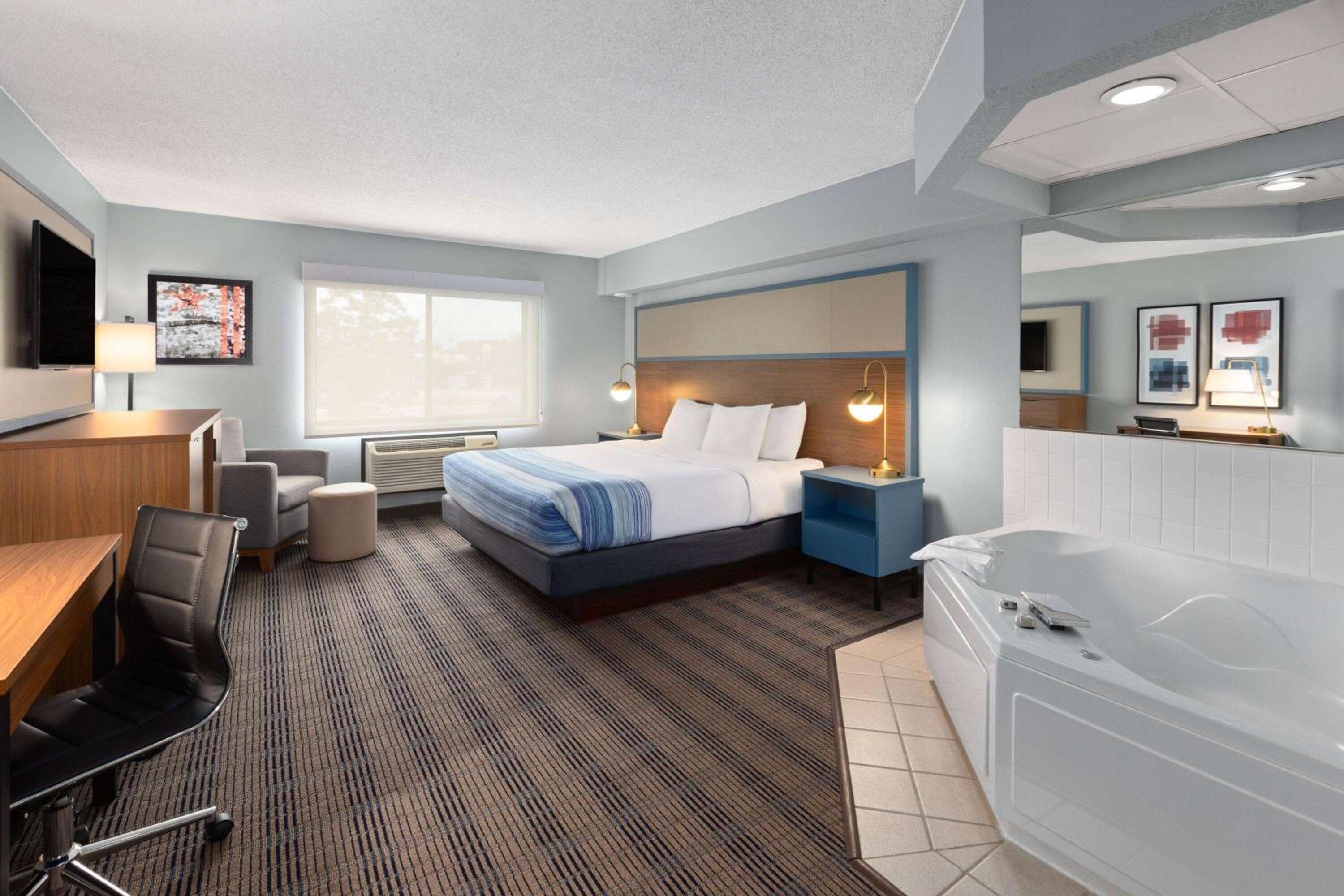 Deluxe King Room - Second Floor/Non-Smoking photo 3