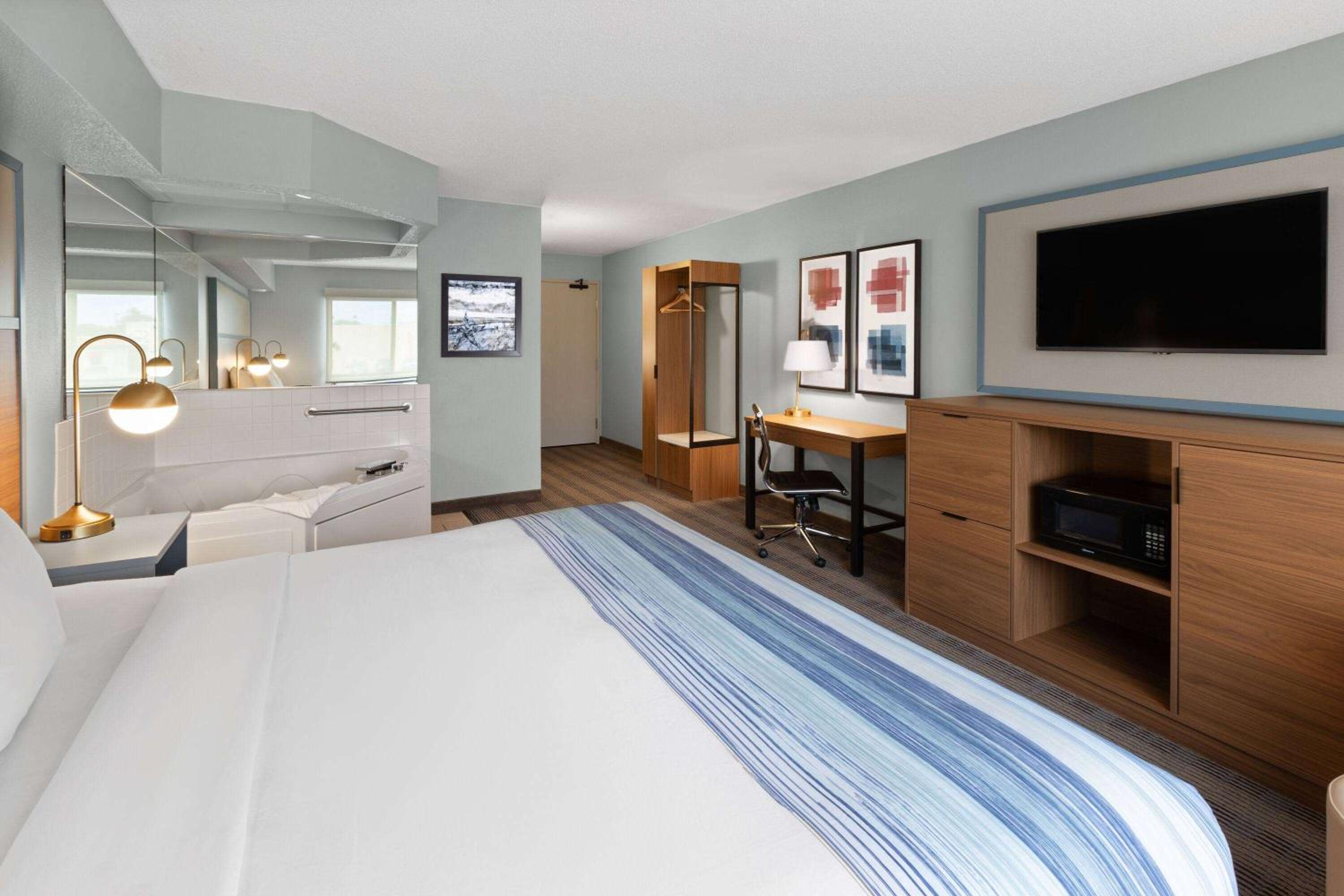 Deluxe King Room - Second Floor/Non-Smoking photo 1