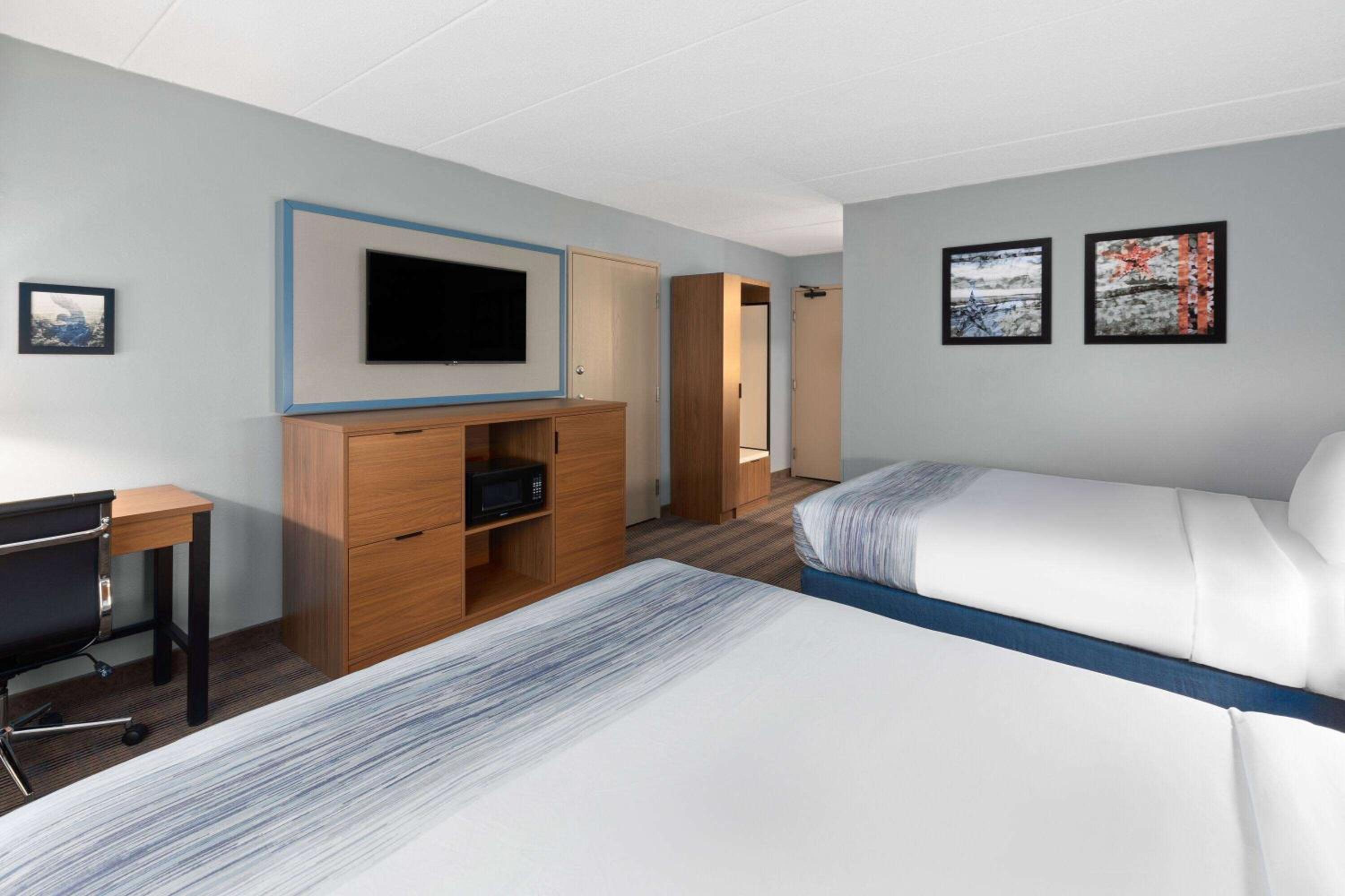 Queen Room with Two Queen Beds - Non-Smoking photo 1