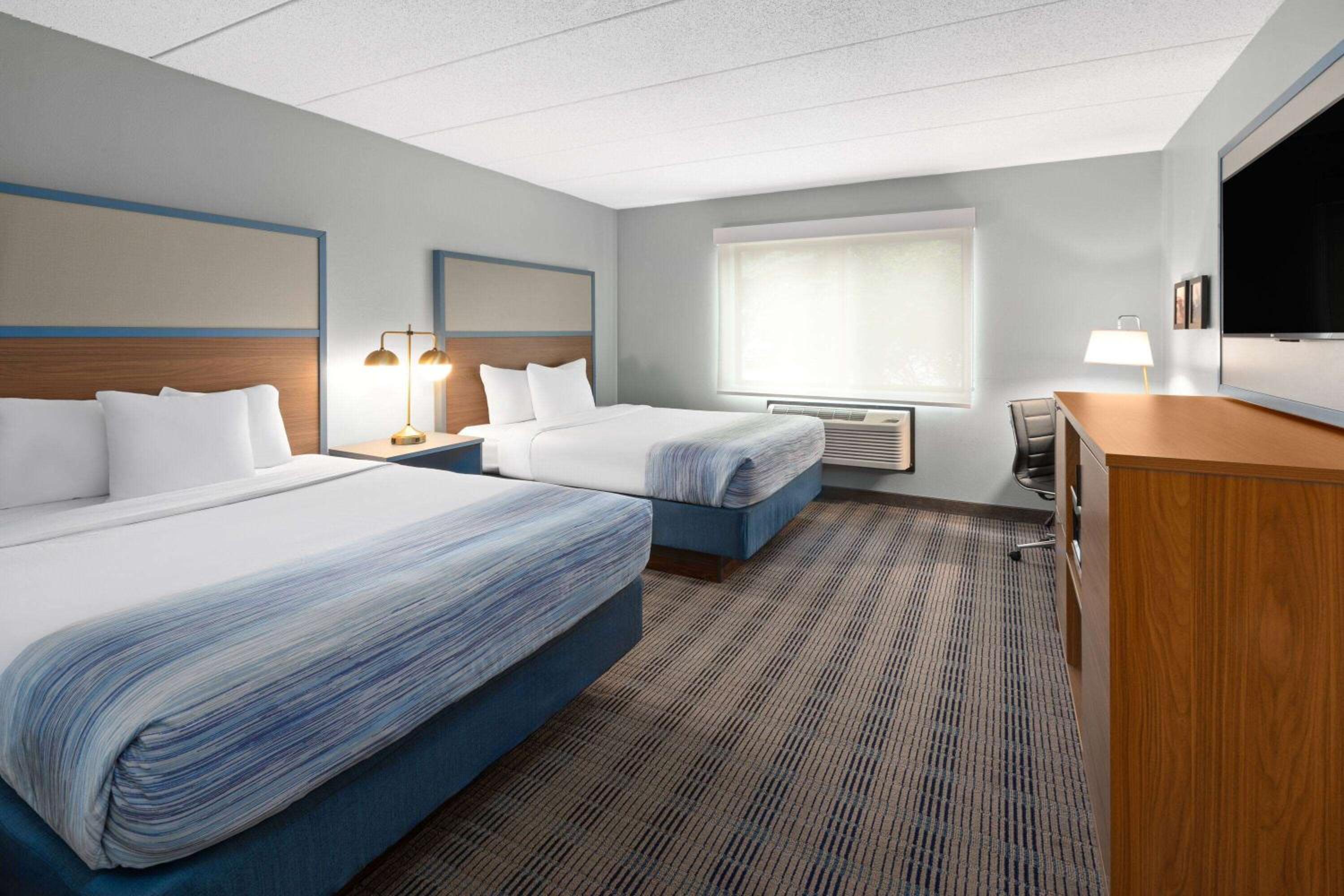 Queen Room with Two Queen Beds - Non-Smoking photo 3