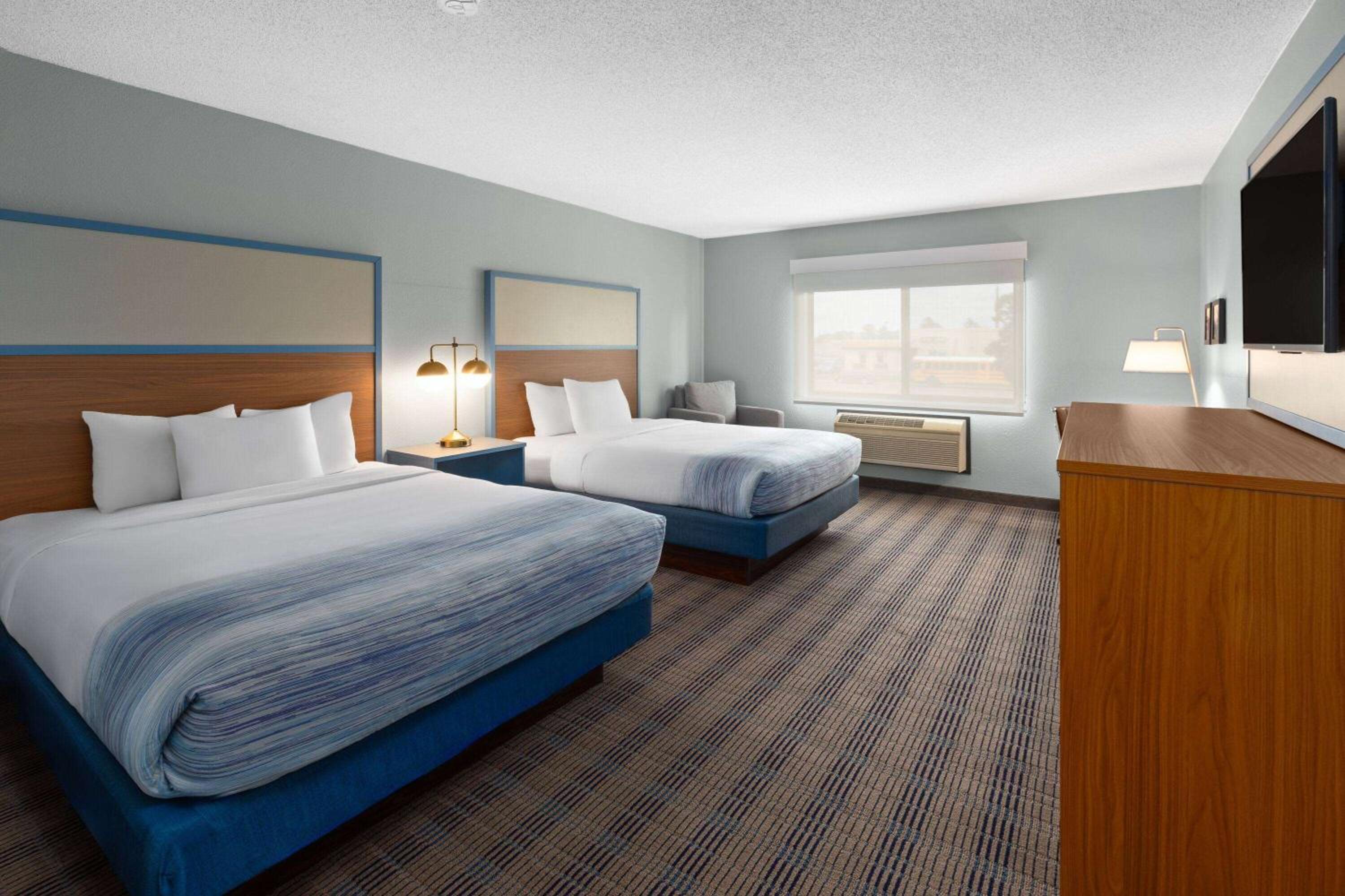 Deluxe Queen Room with Two Queen Beds - Second Floor/Non-Smoking photo 3