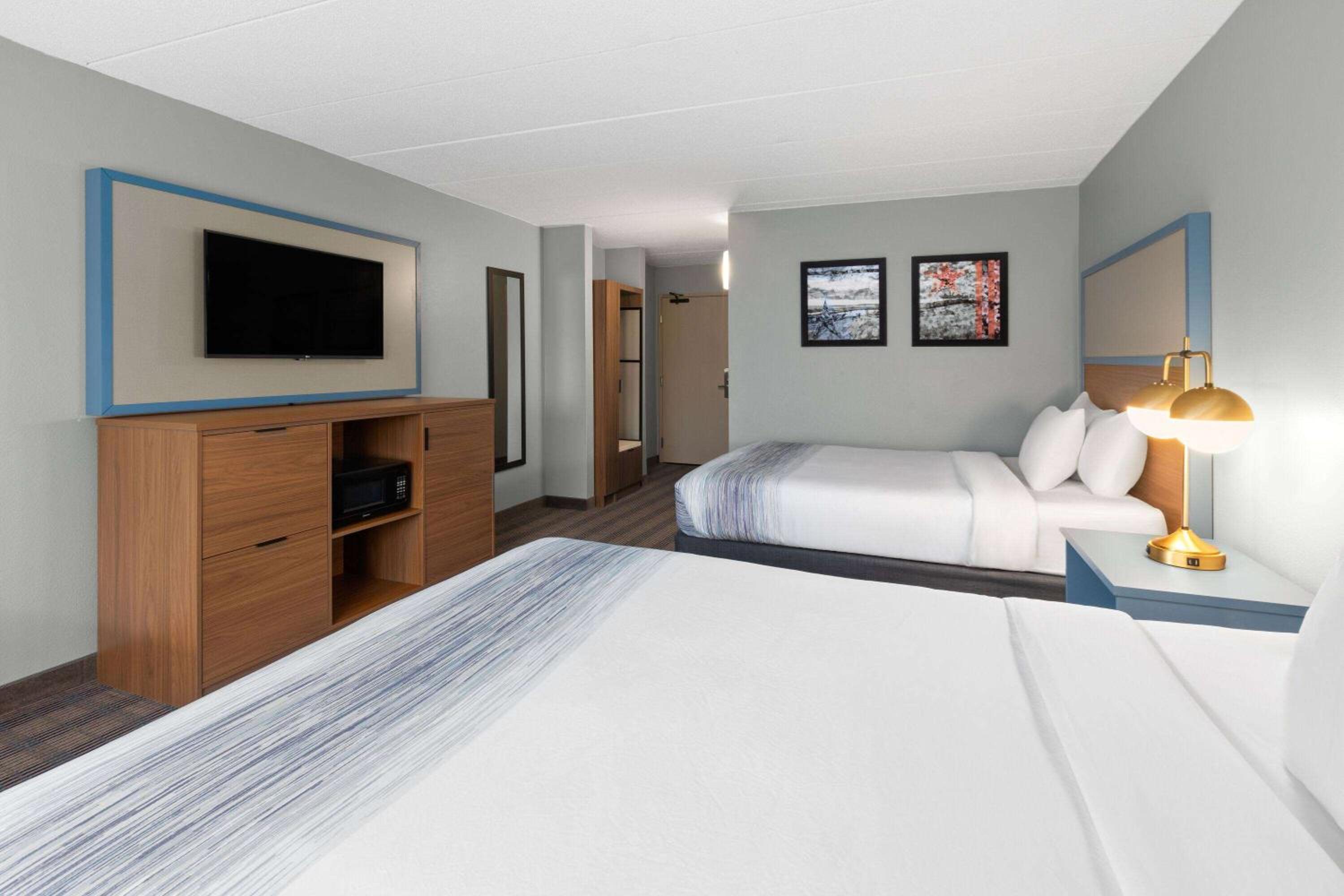 Queen Room with Two Queen Beds - Mobility Access/Non-Smoking photo 3
