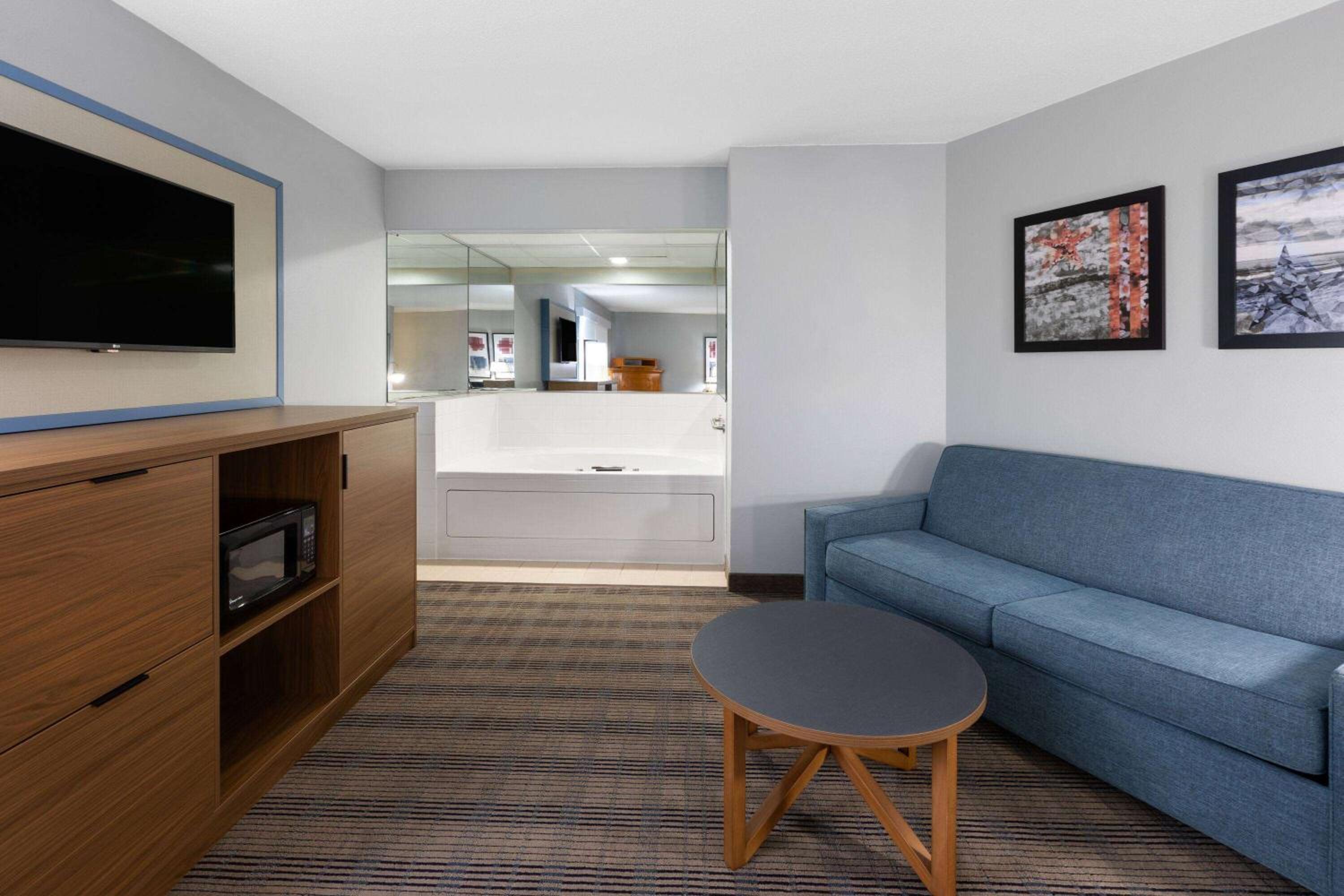 Deluxe King Studio Suite - Second Floor/Non-Smoking photo 3