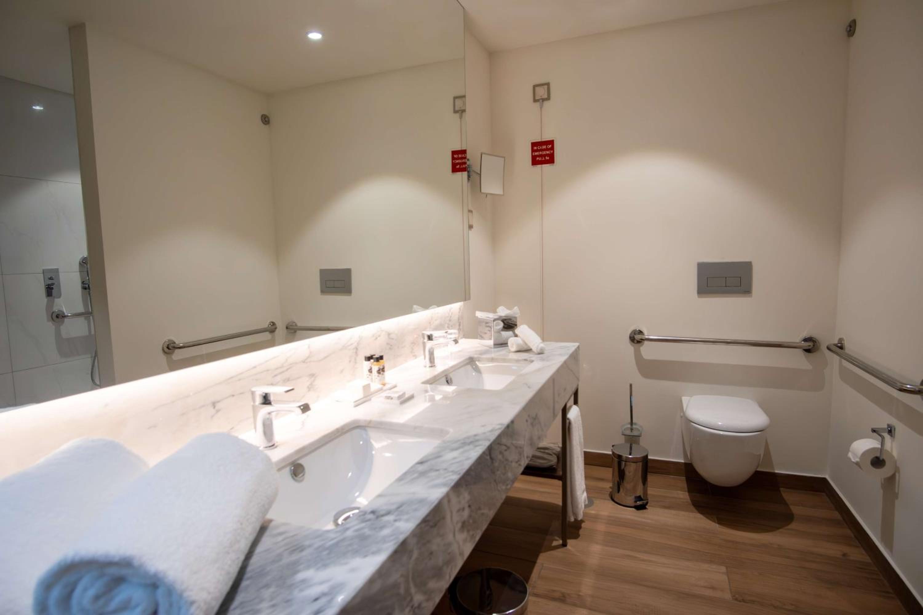 Deluxe King Room - Mobility Accessible - Photo 3