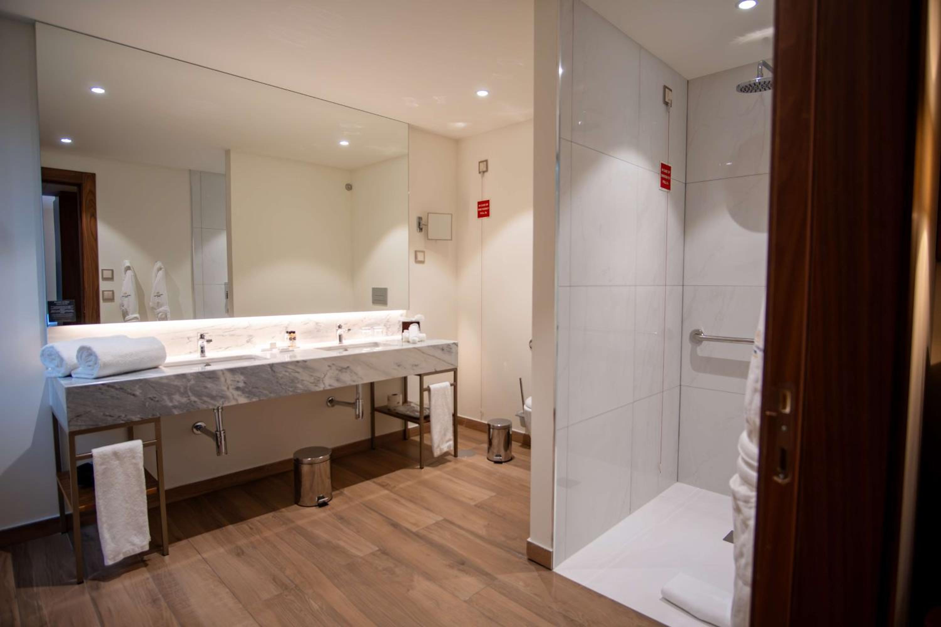 Deluxe King Room - Mobility Accessible - Photo 2