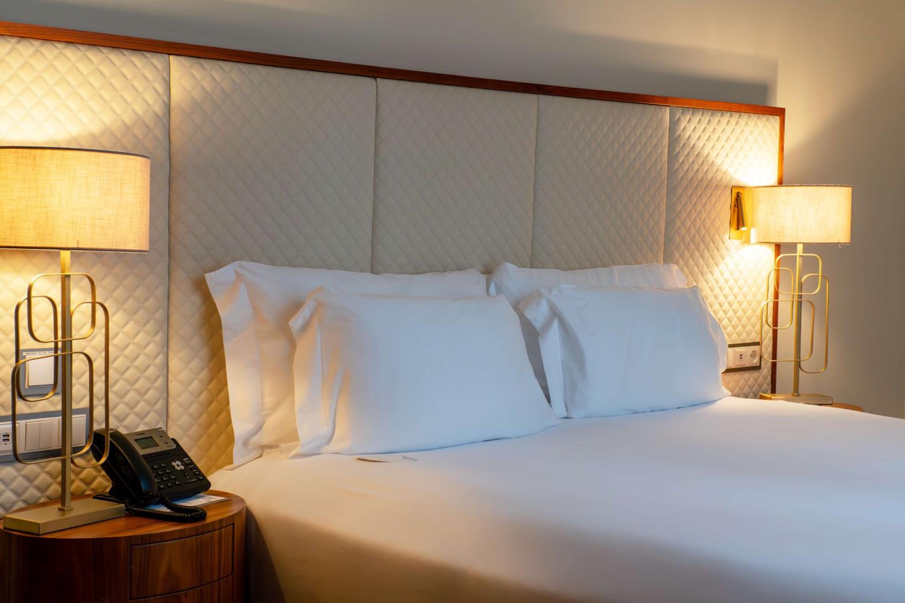 Deluxe King Room - Mobility Accessible - Photo 1
