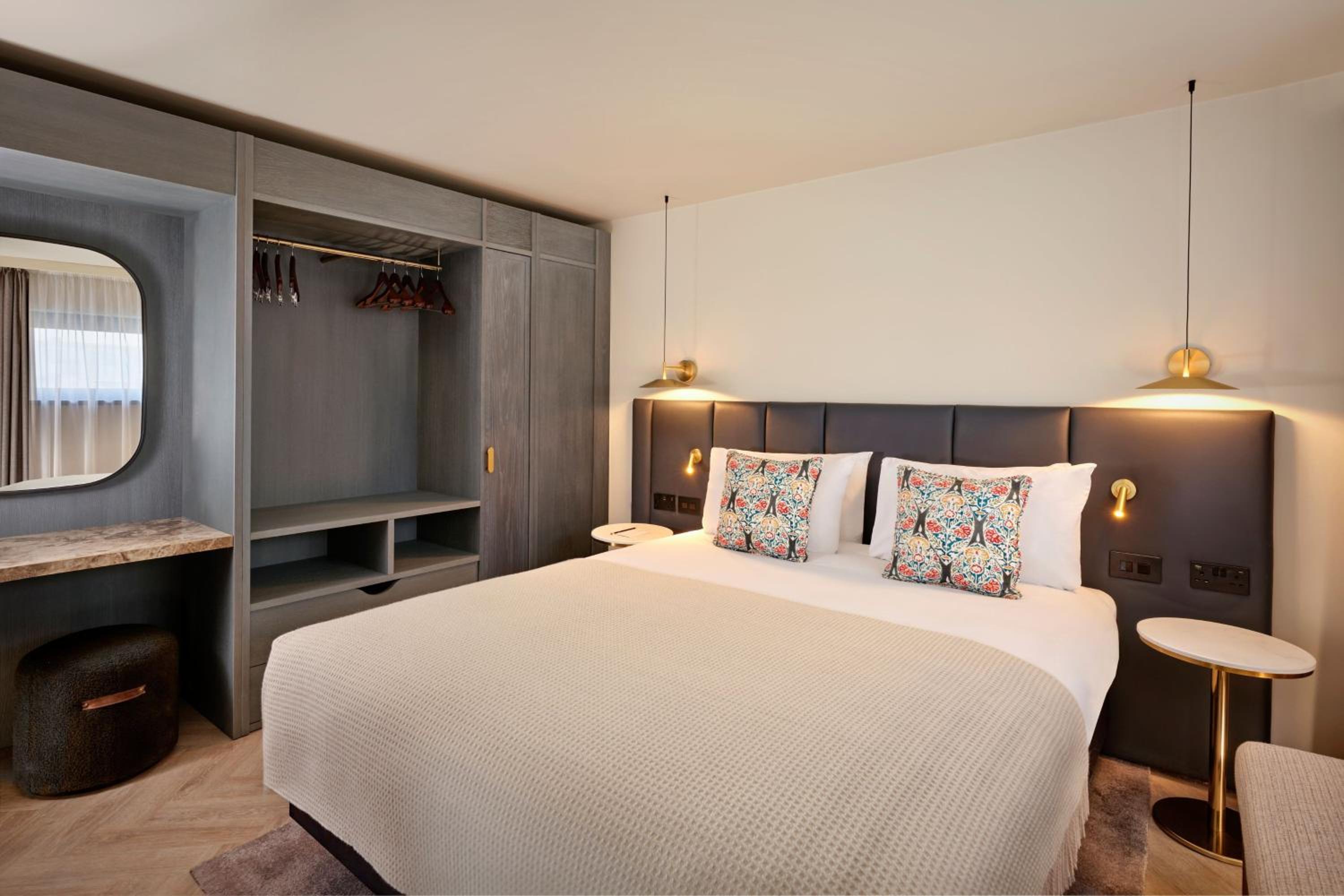Junior Queen Suite with Balcony - Photo 6