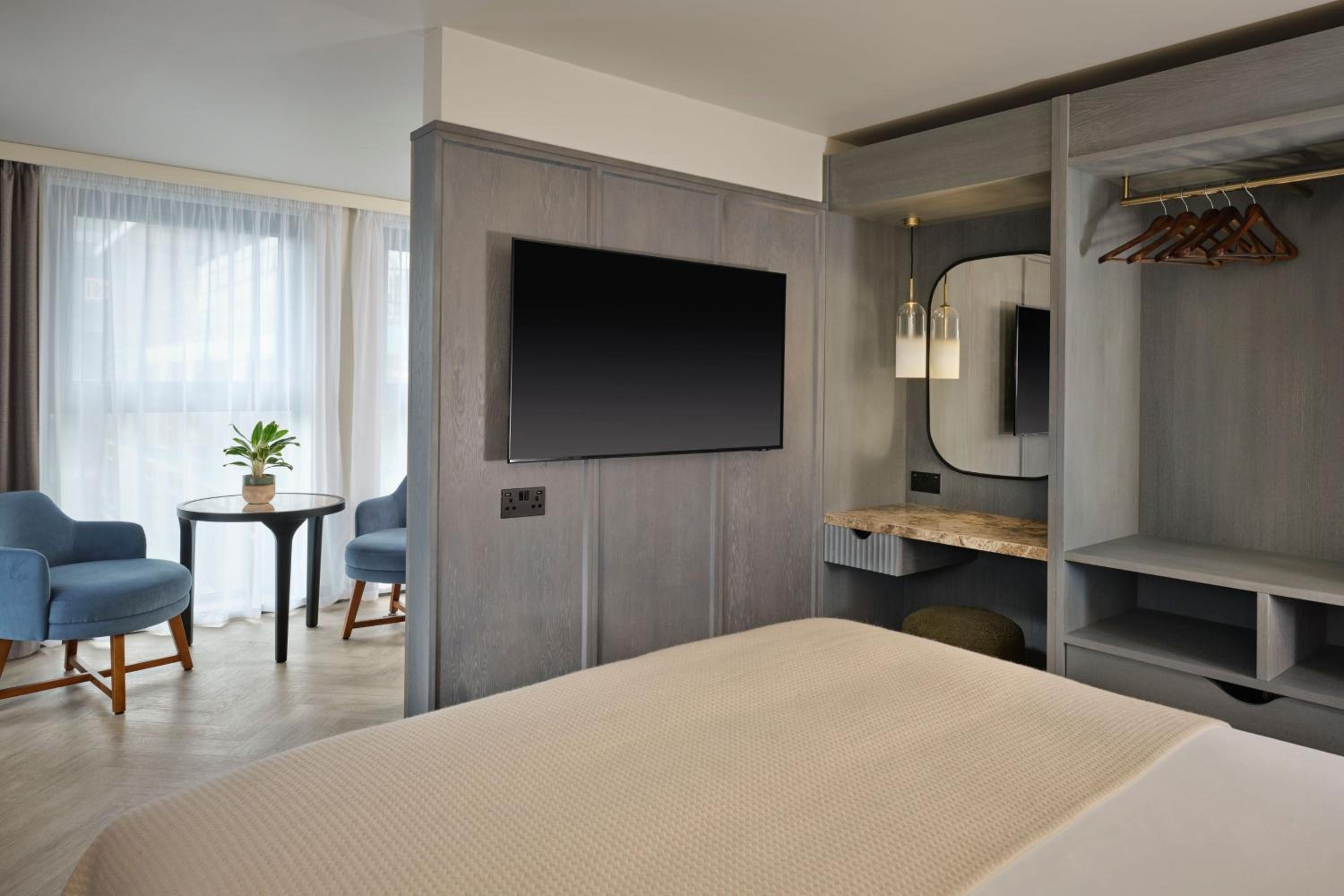 Junior Queen Suite with Balcony - Photo 8