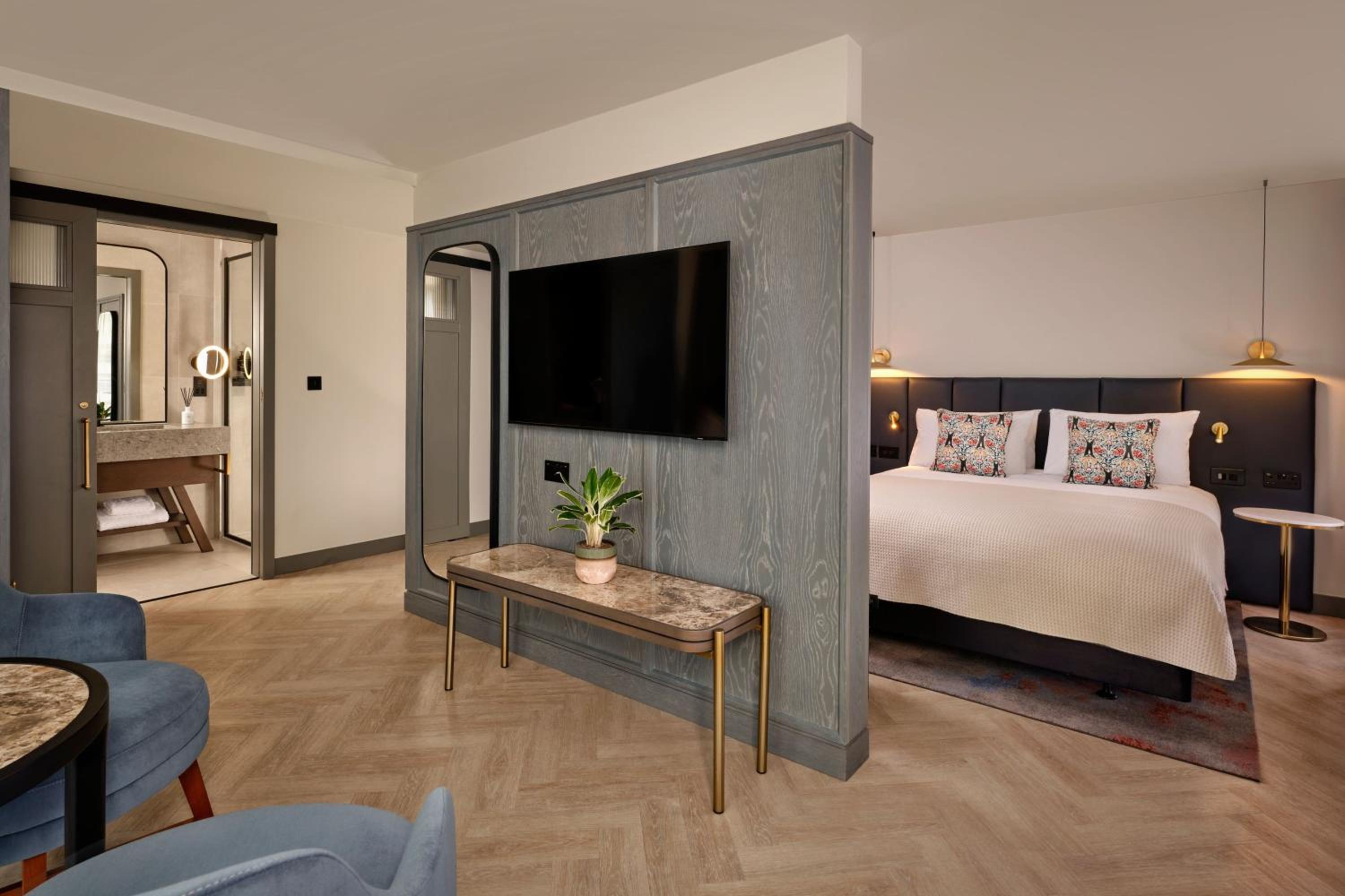 Junior Queen Suite with Balcony - Photo 7