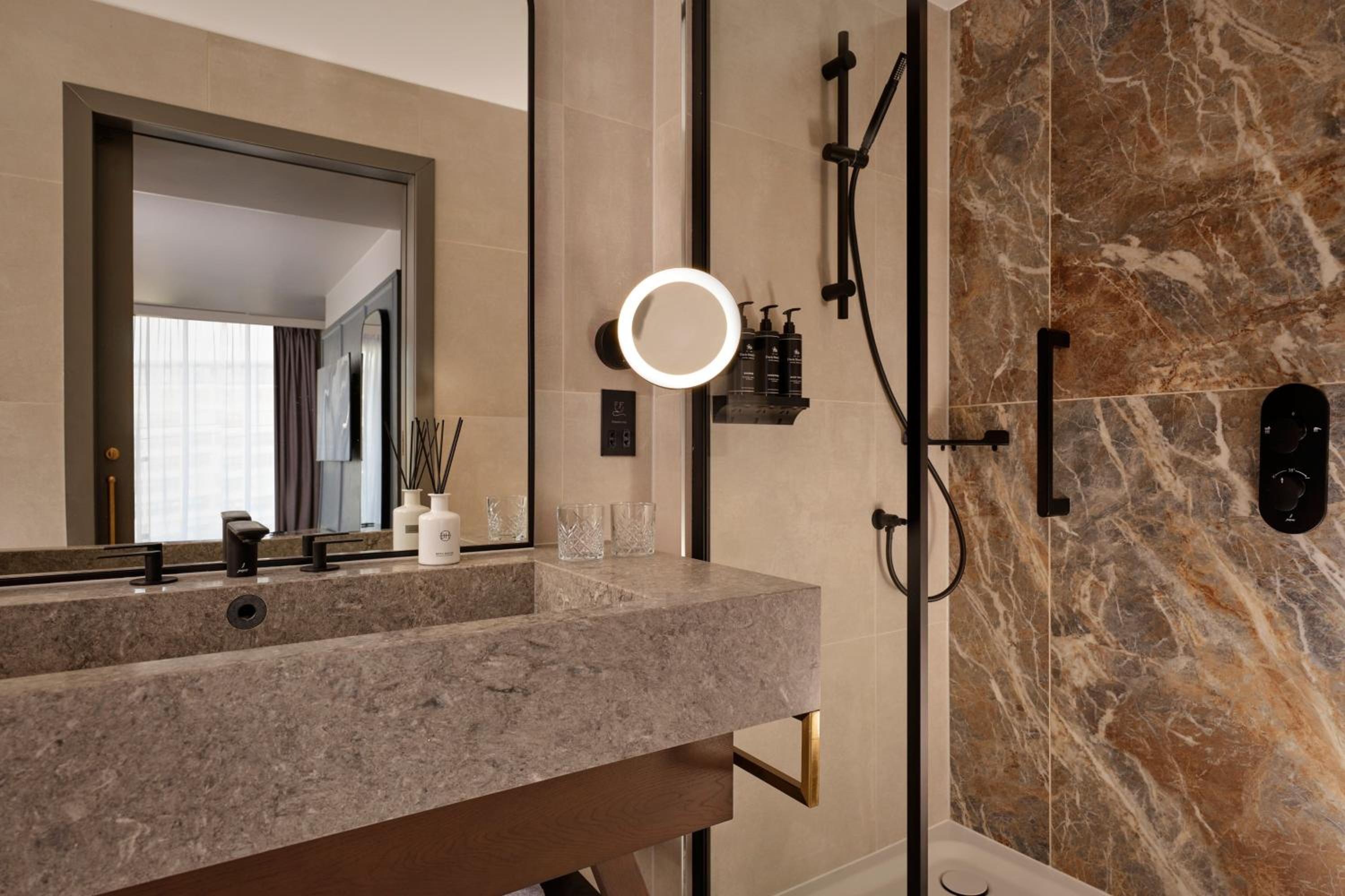 Junior Queen Suite with Balcony - Photo 9