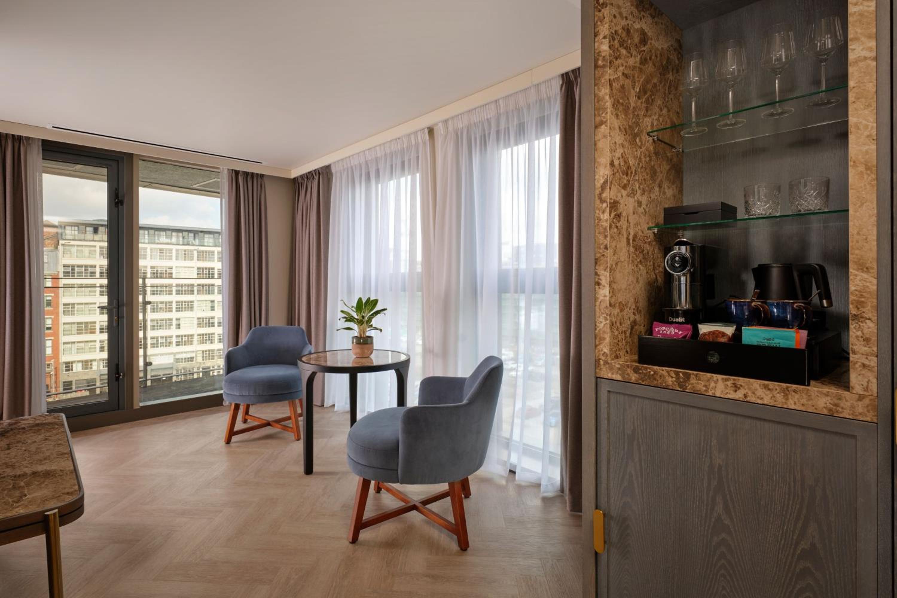 Junior Queen Suite with Balcony - Photo 10