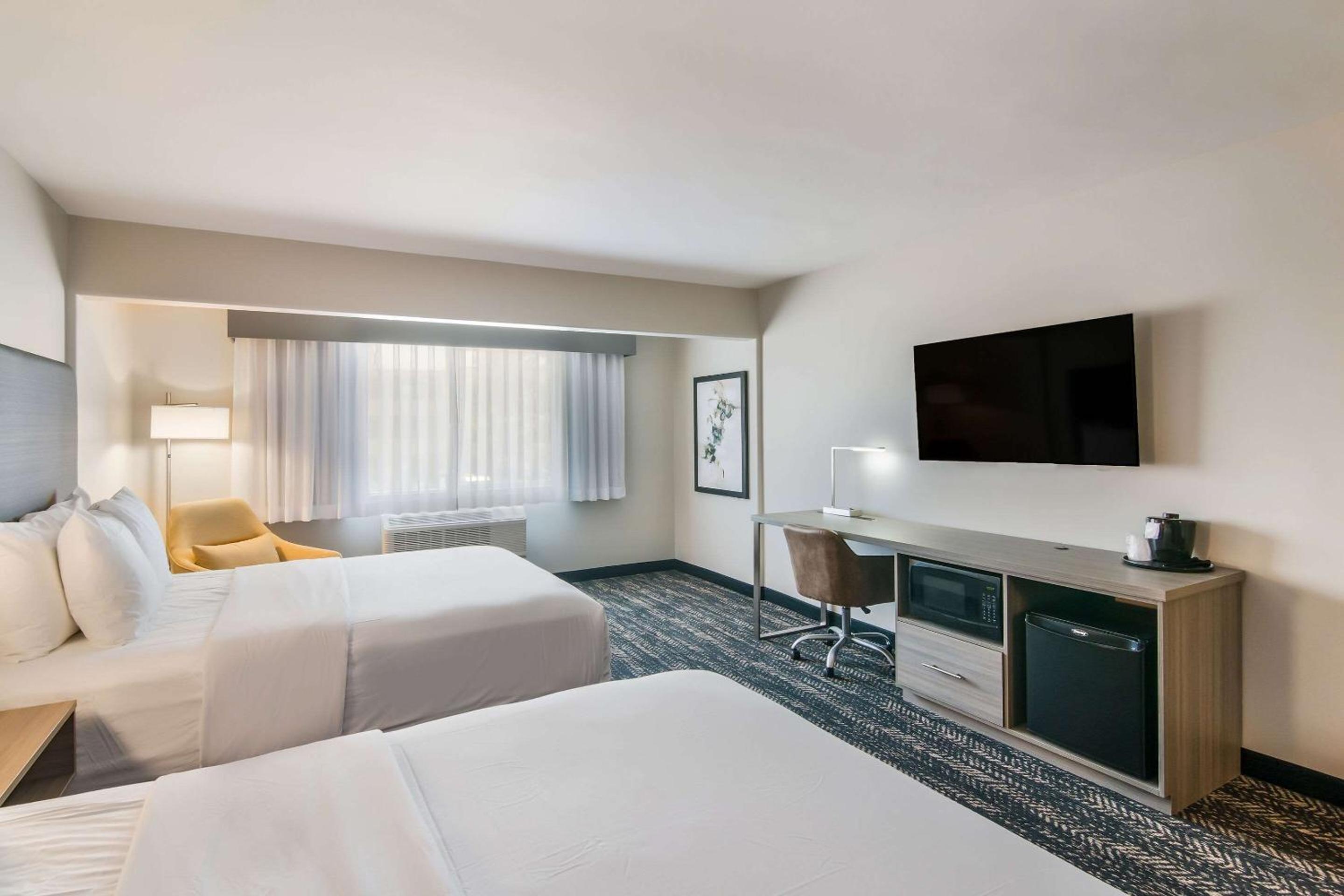 Standard Queen Room With Two Queen Beds - Non-Smoking - Photo 2