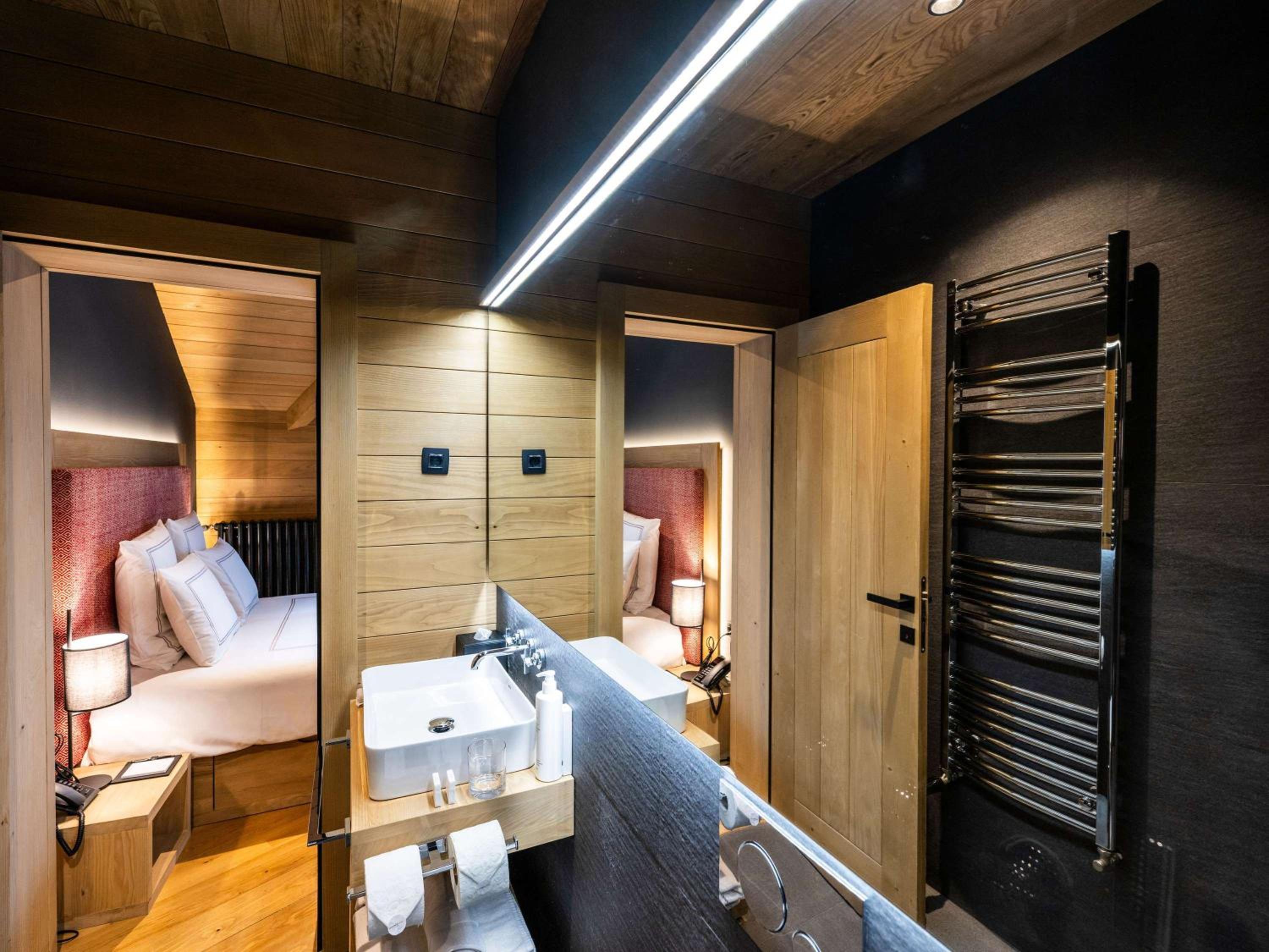 Signature Suite - Photo 2