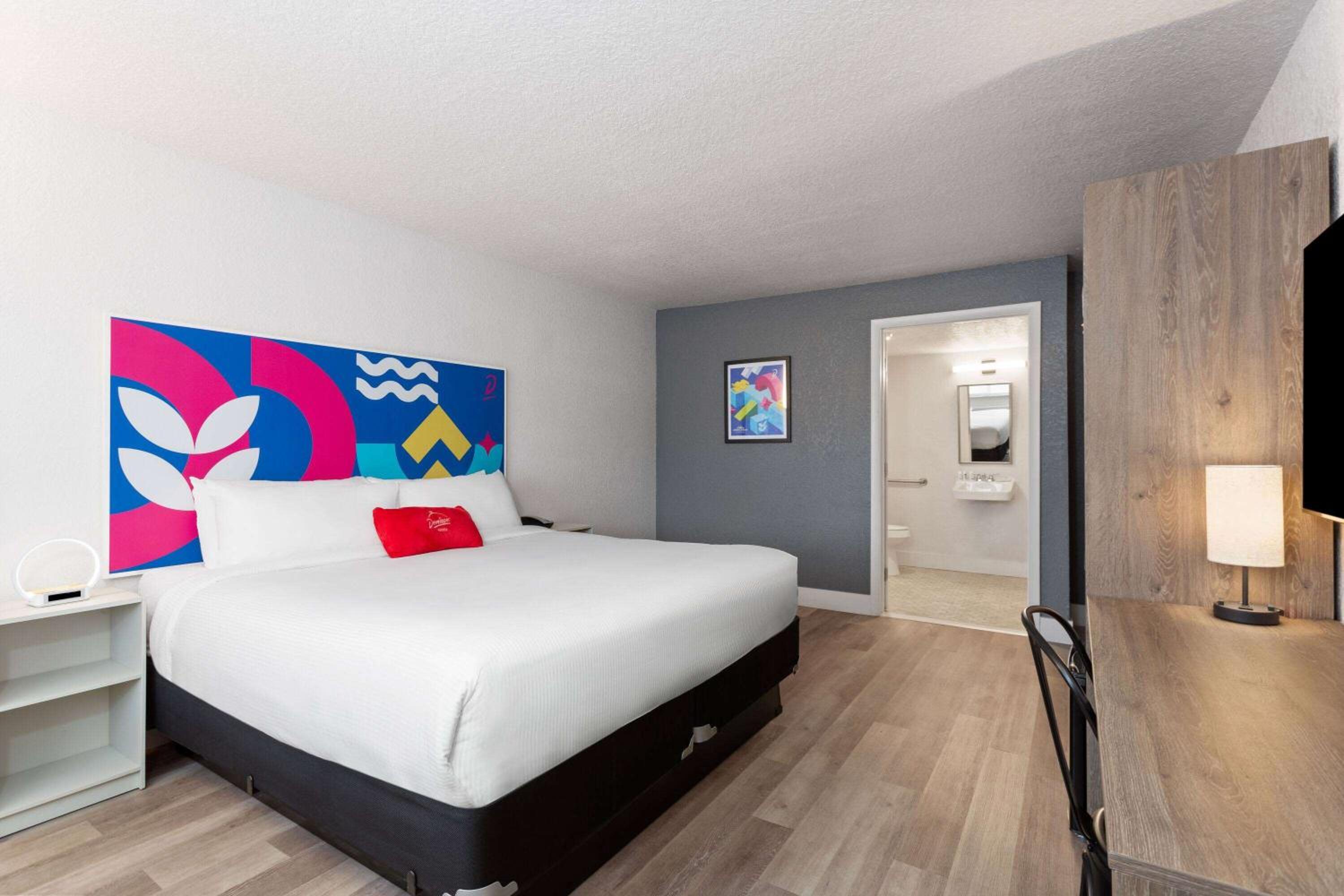King Room with Mobility/Hearing Access and Roll-In Shower, Non-Smoking photo 1