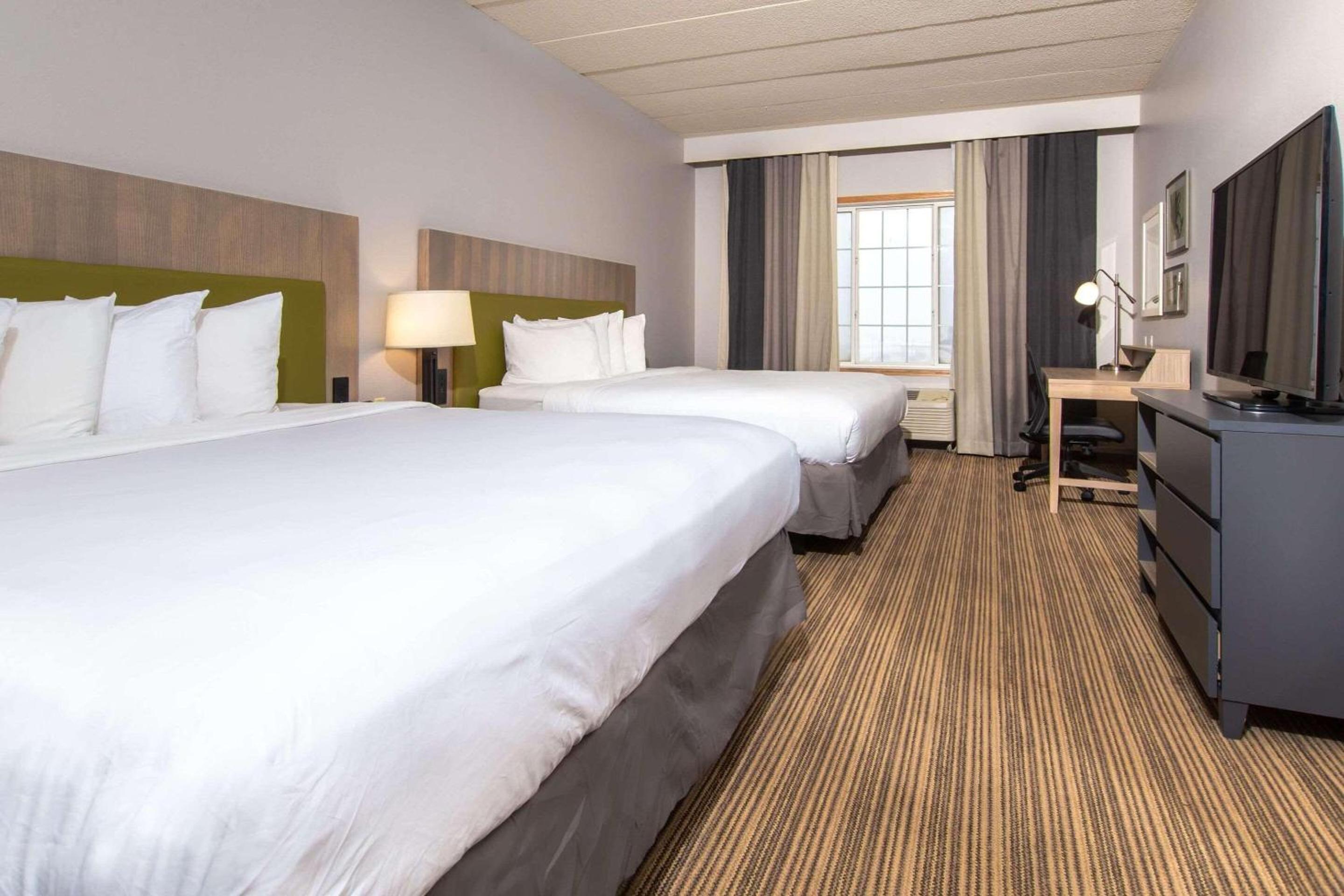 Queen Room with Two Queen Beds - Non-Smoking - Photo 3