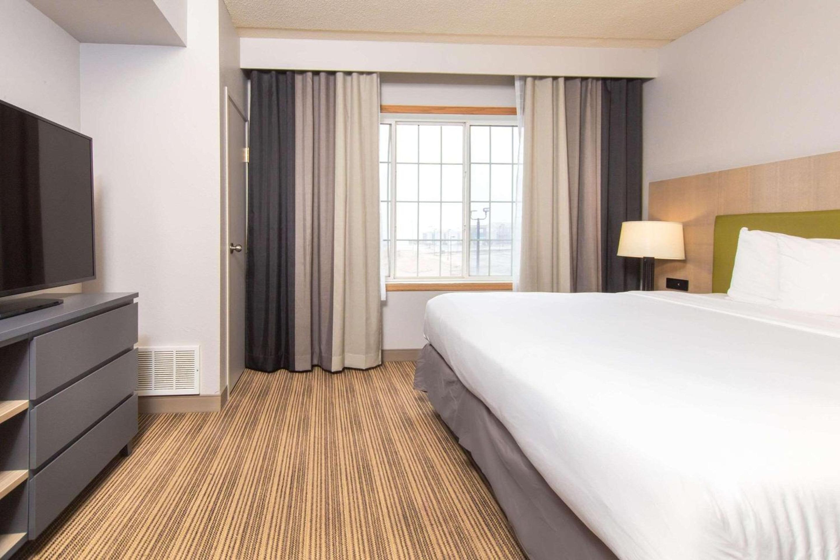 King Guest Room - Non-Smoking - Photo 5