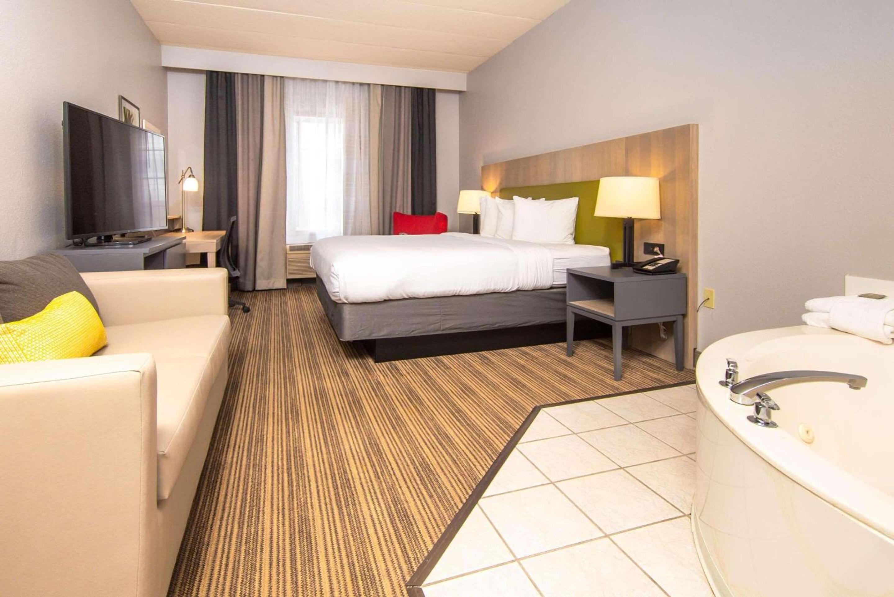 King Suite with Whirlpool - Non-Smoking - Photo 2