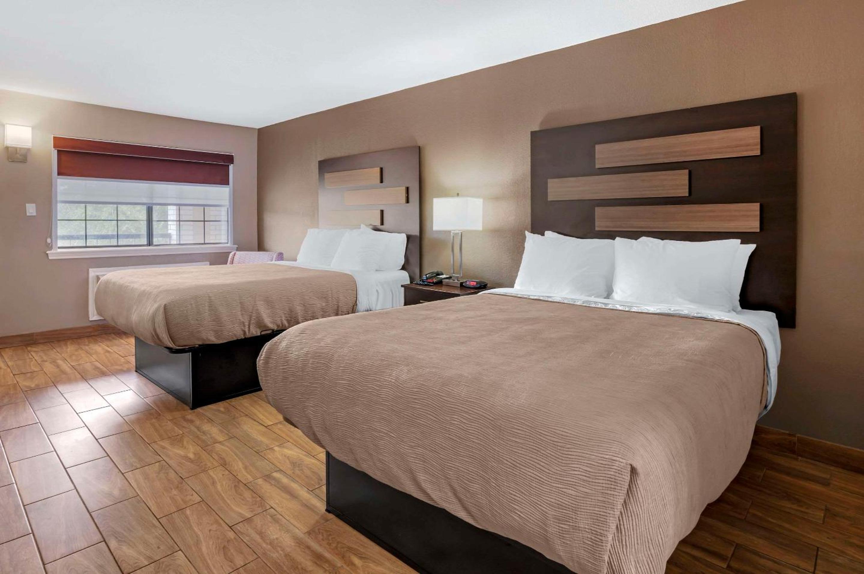 Quadruple Room with Two Queen Beds - Non Smoking - Photo 1