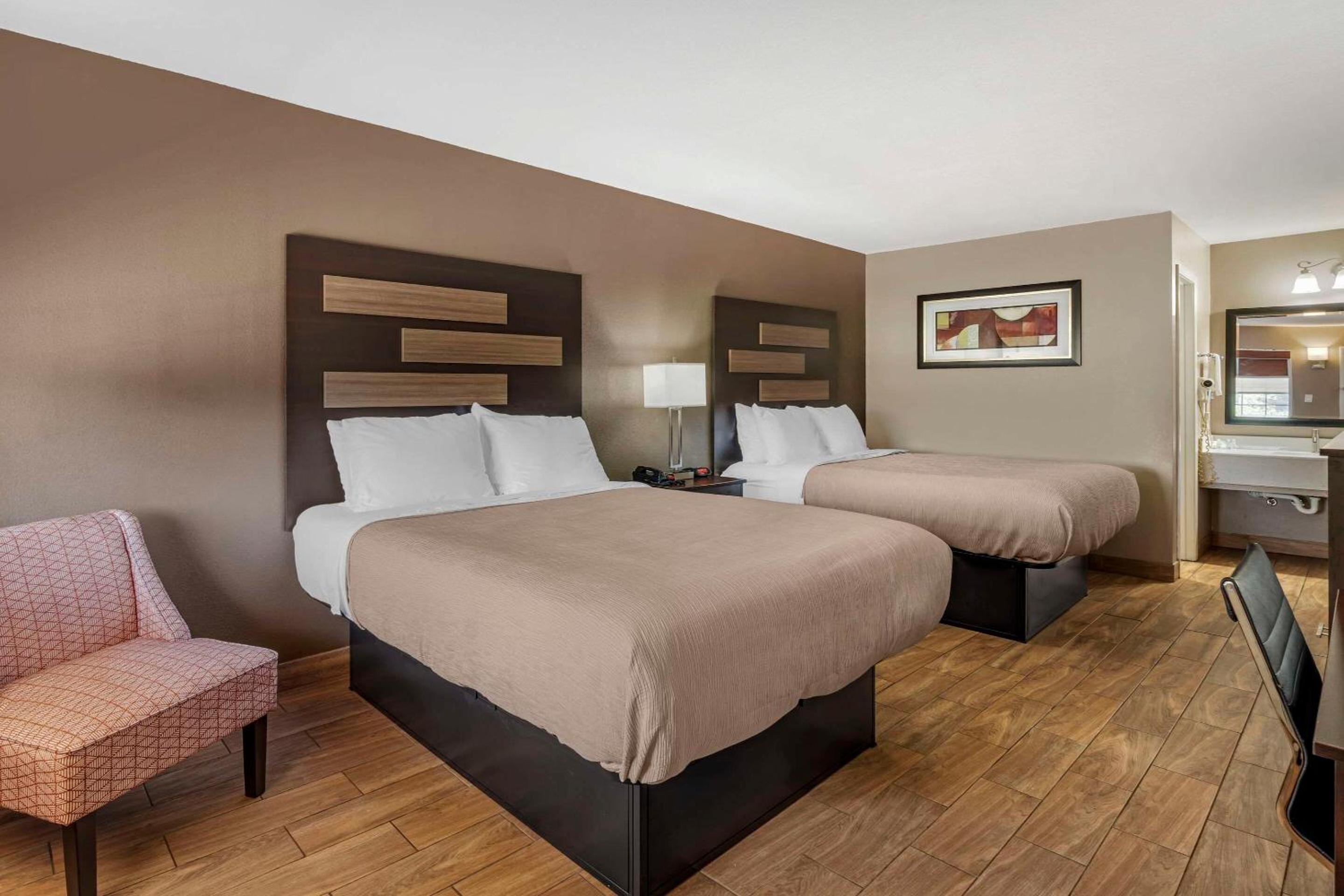 Quadruple Room with Two Queen Beds - Non Smoking - Photo 3