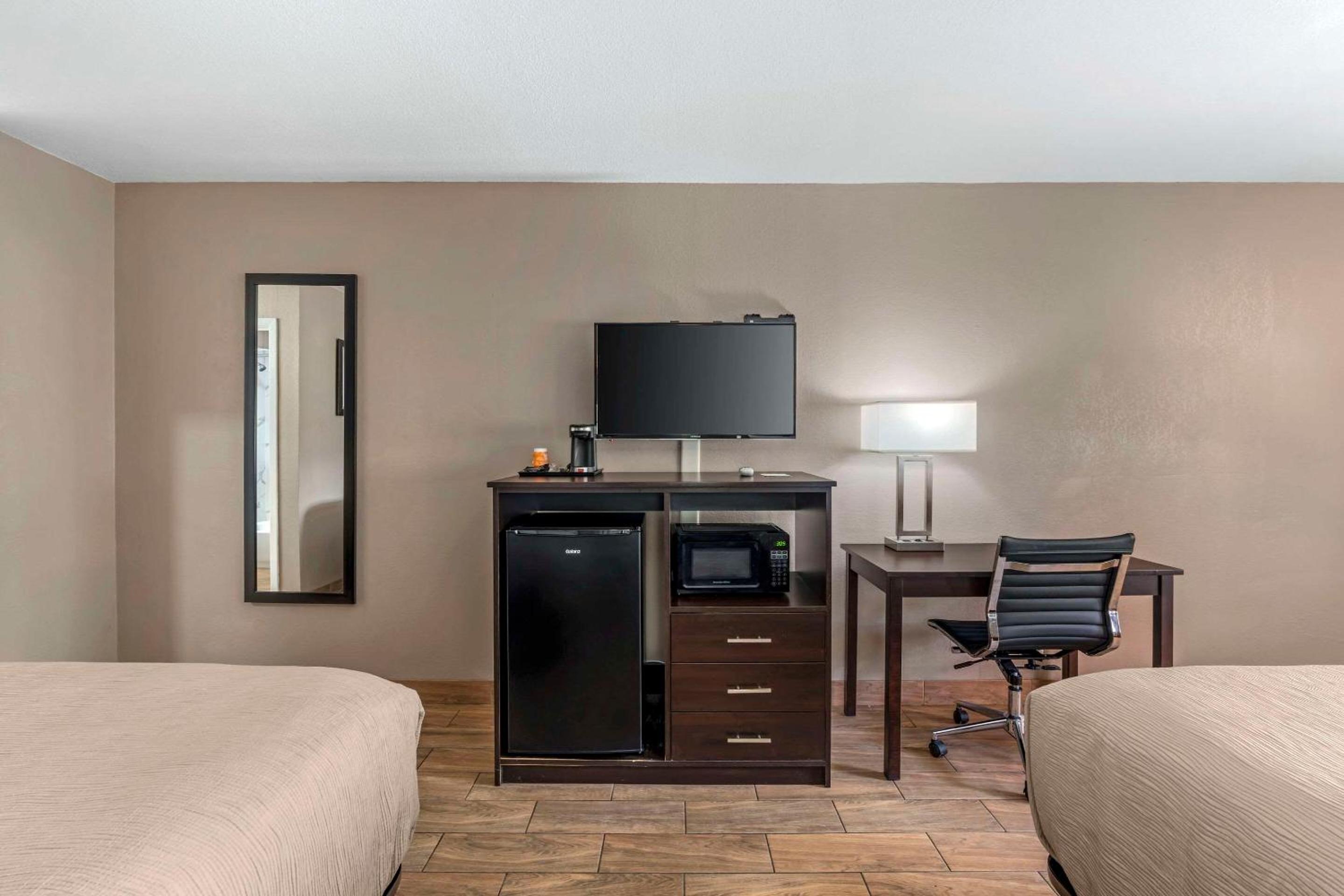 Quadruple Room with Two Queen Beds - Non Smoking - Photo 2