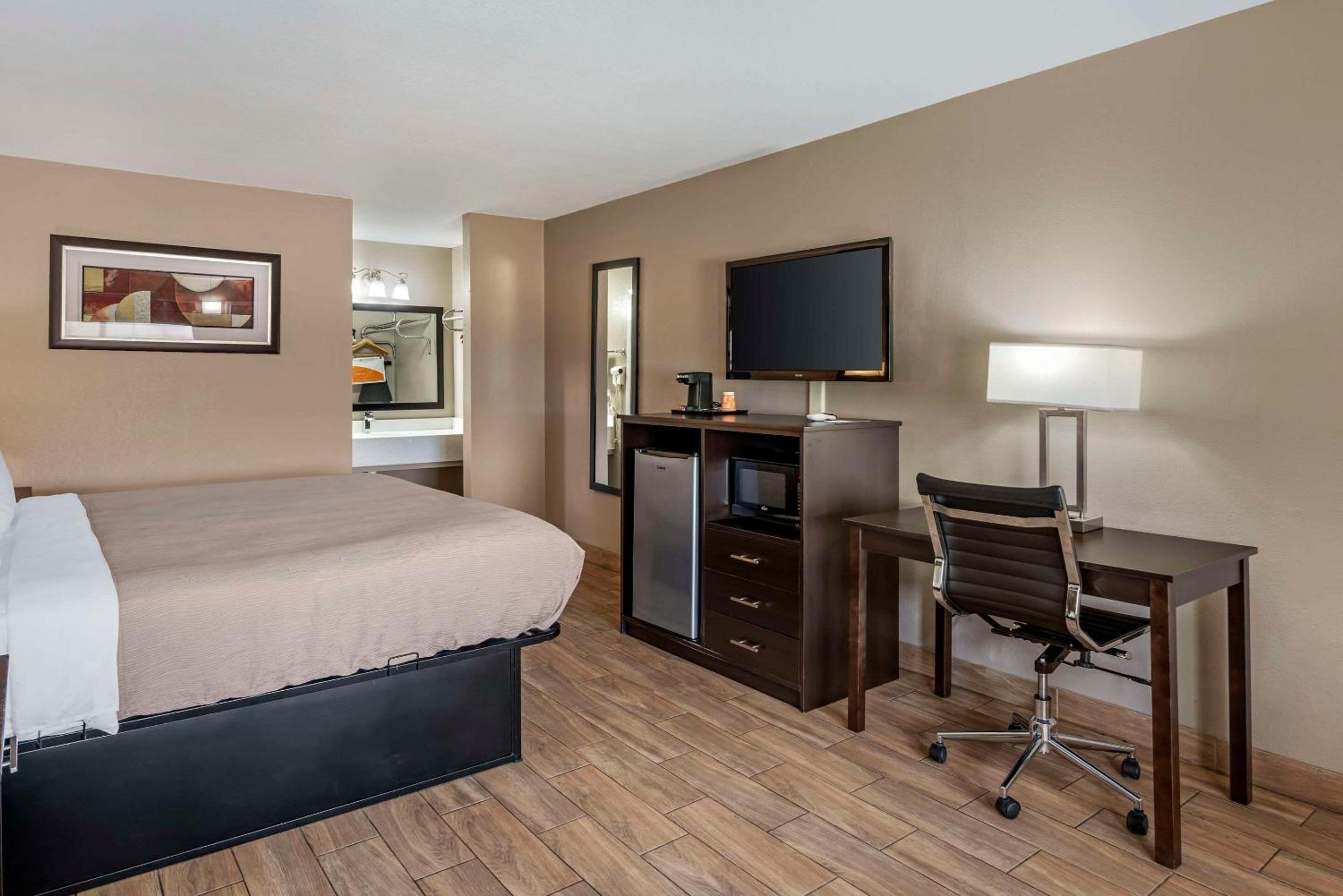 King Room - Non Smoking - Photo 1