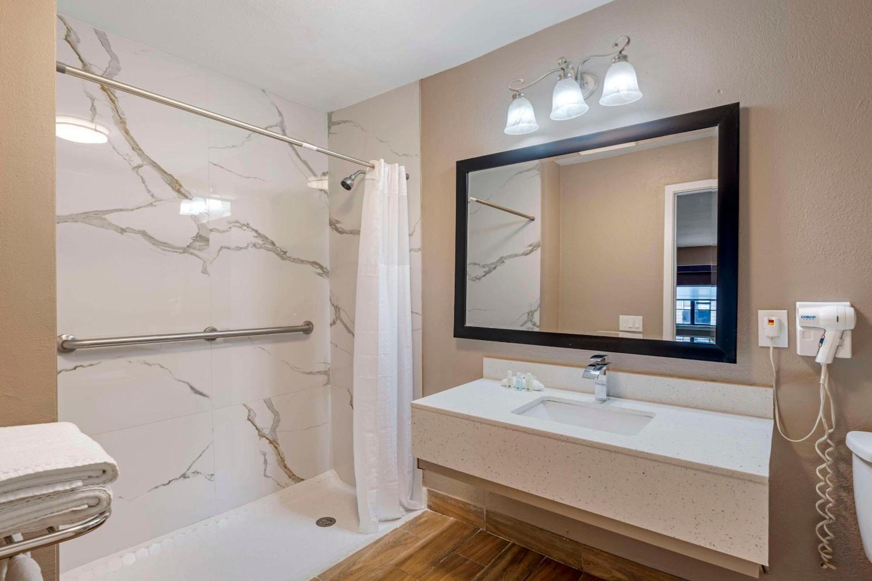 King Suite with Roll-In Shower - Disability Access/Non Smoking - Photo 3