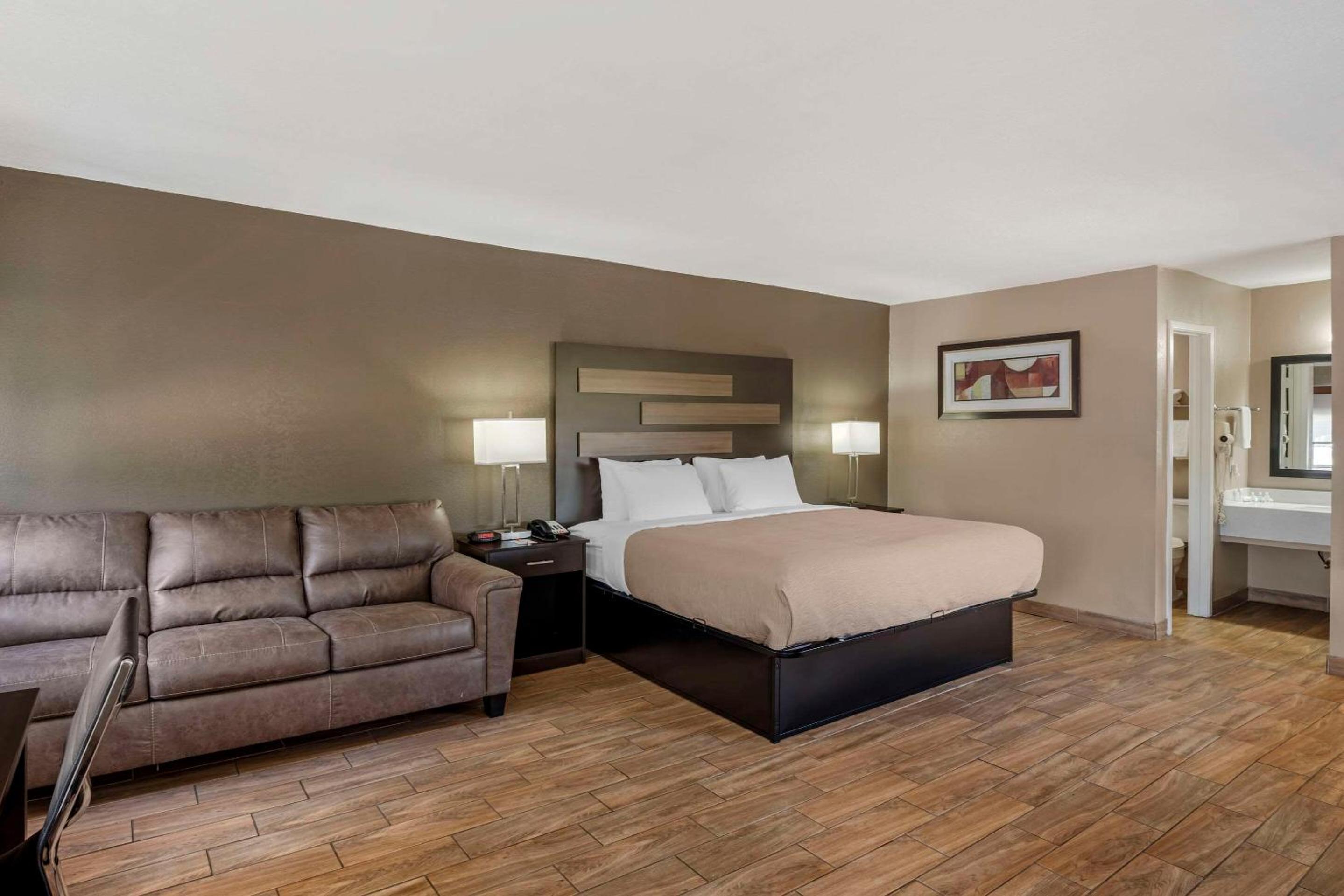 King Suite with Sofa Bed - Non Smoking - Photo 5
