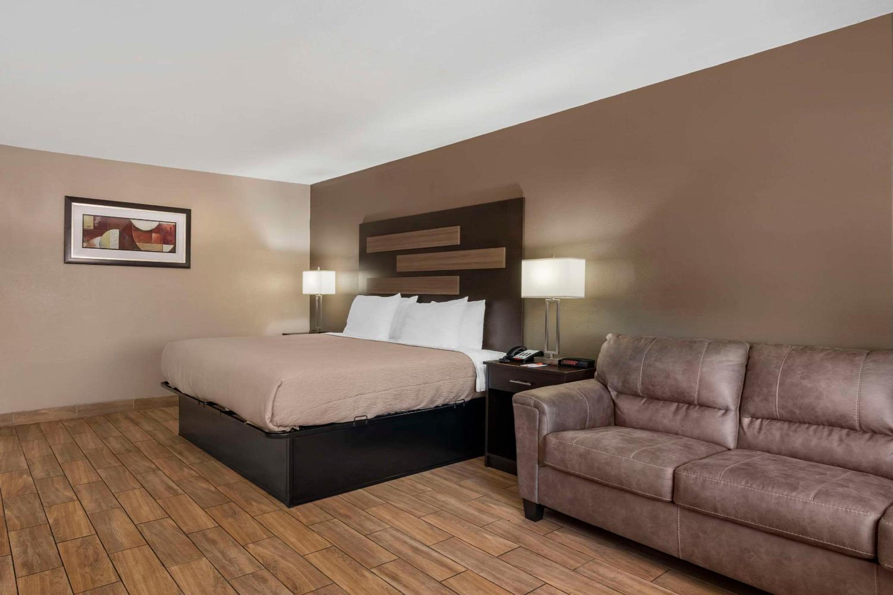 King Suite with Sofa Bed - Non Smoking - Photo 2