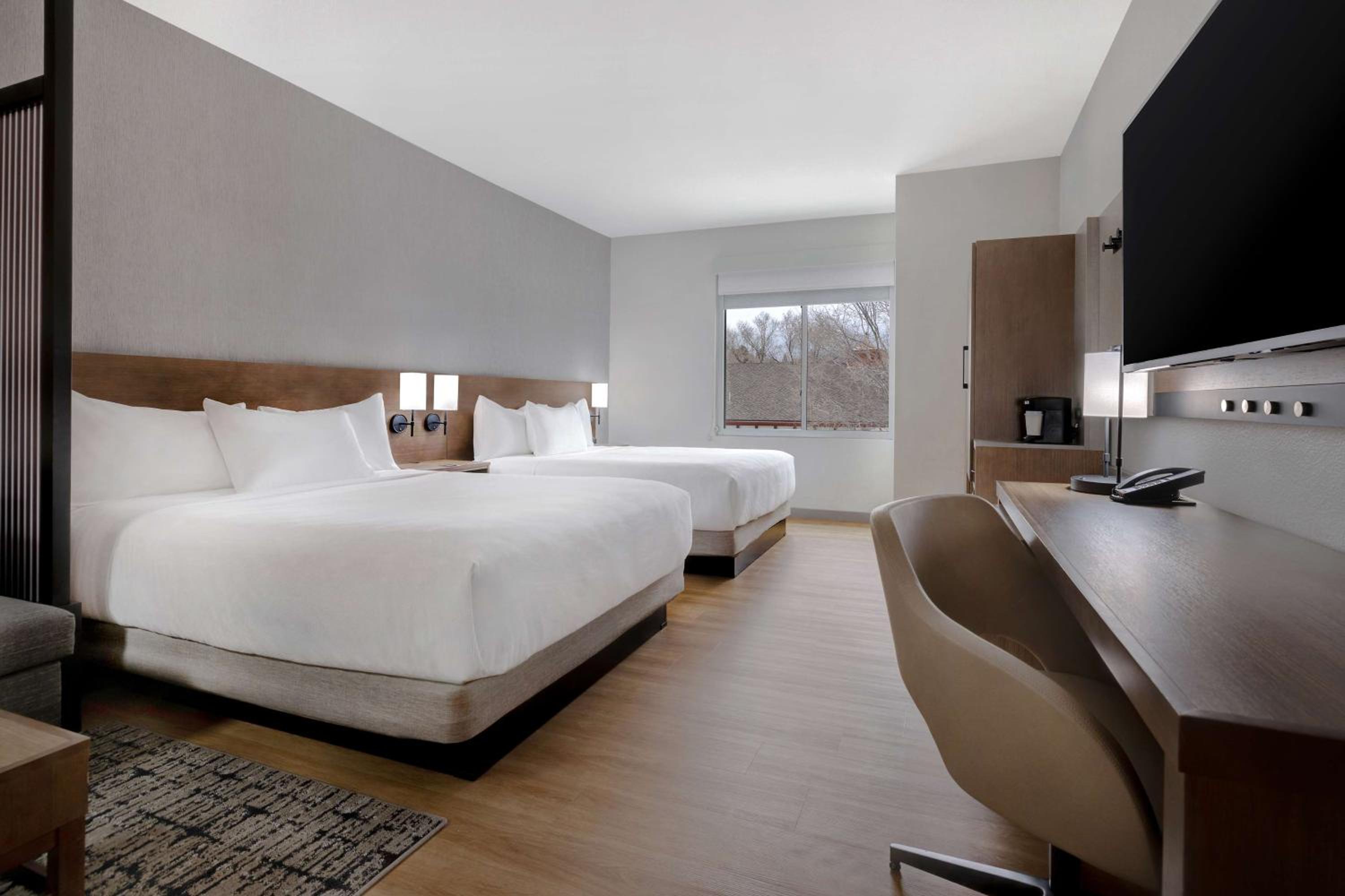 Queen Room with Two Queen Beds and Sofa Bed - High Floor - Photo 15