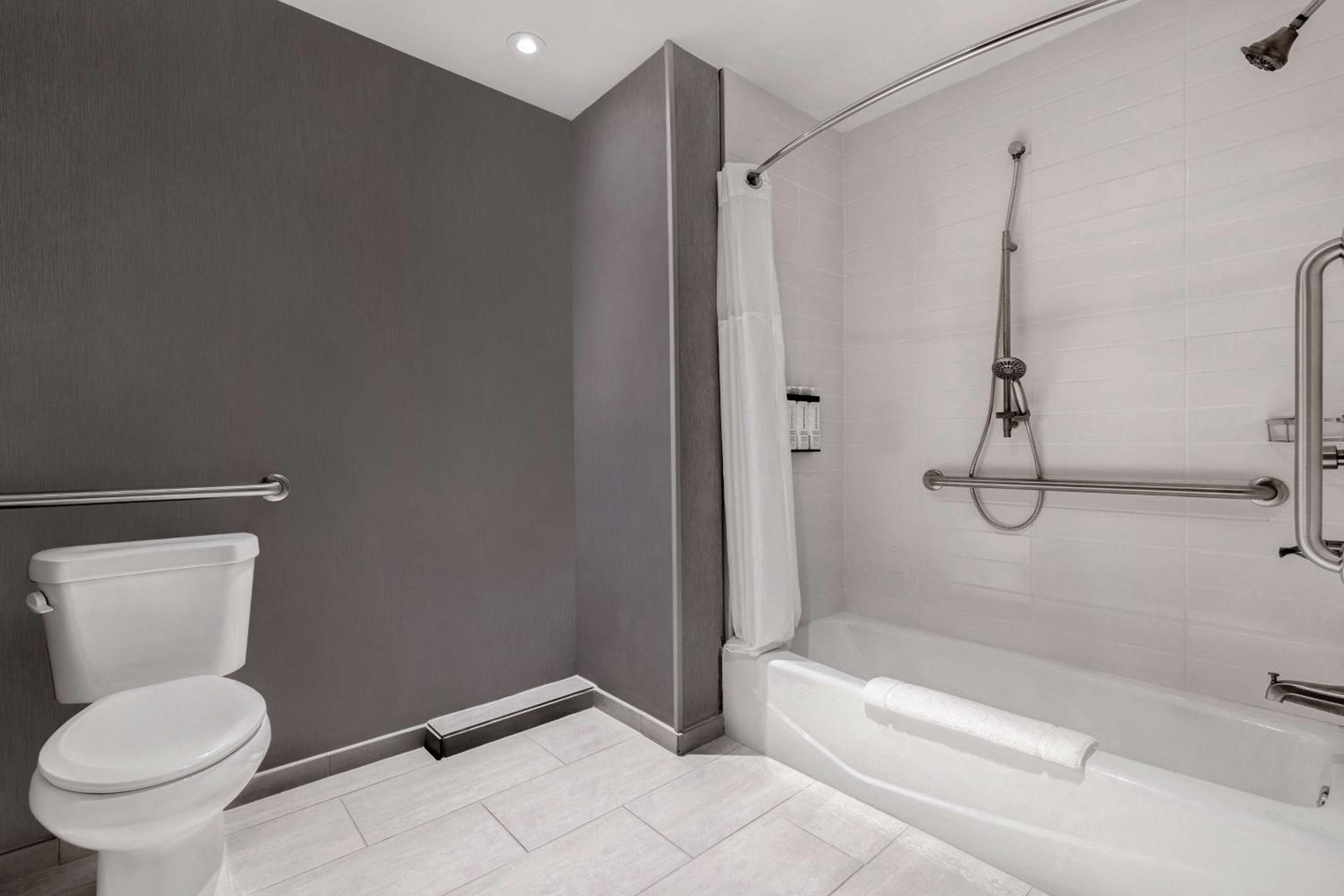 Queen Room with Two Queen Beds with Sofa Bed and Tub - Disability Access - Photo 2