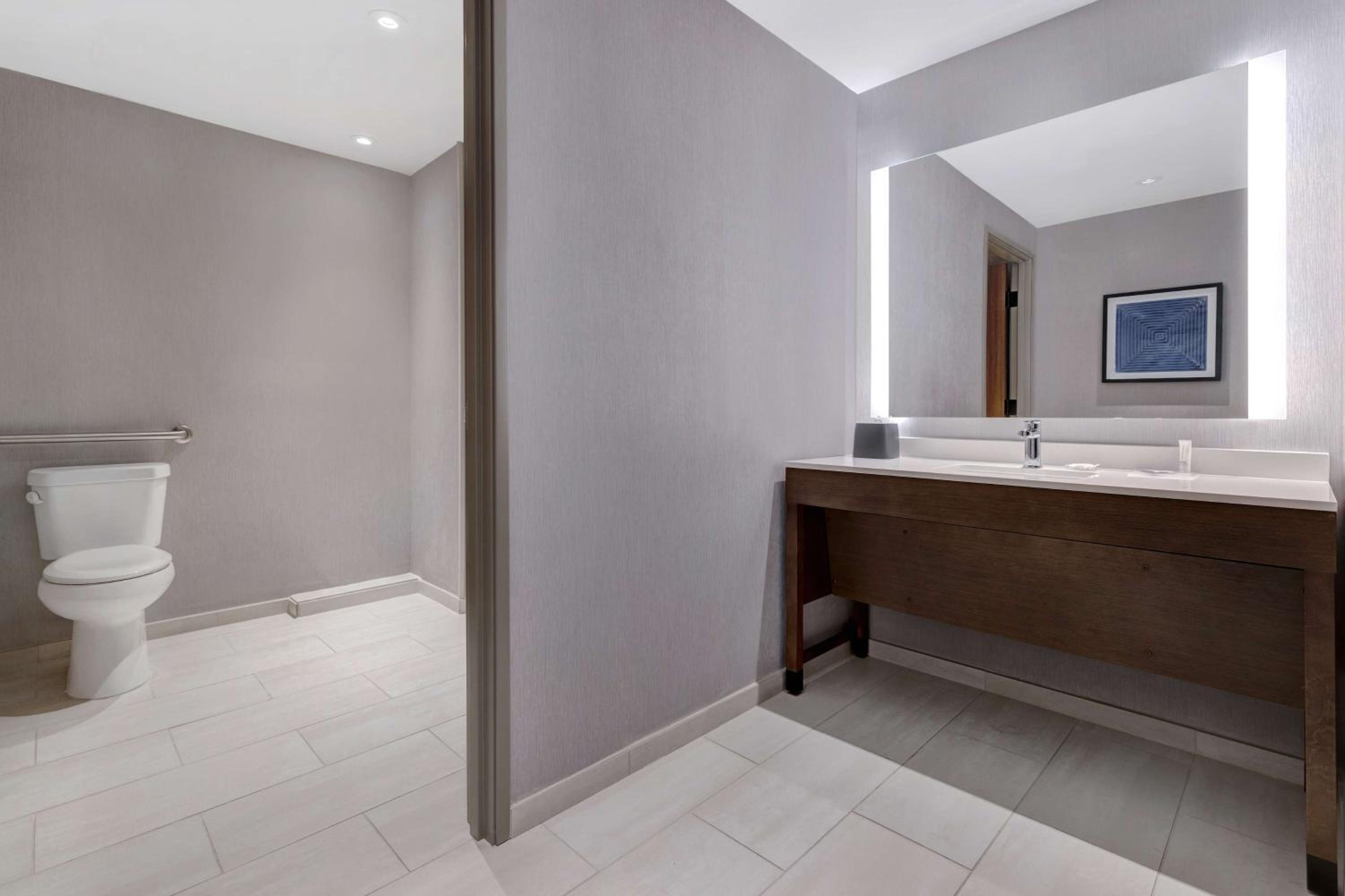 King Room with Sofa Bed and Accessible Tub - Photo 3