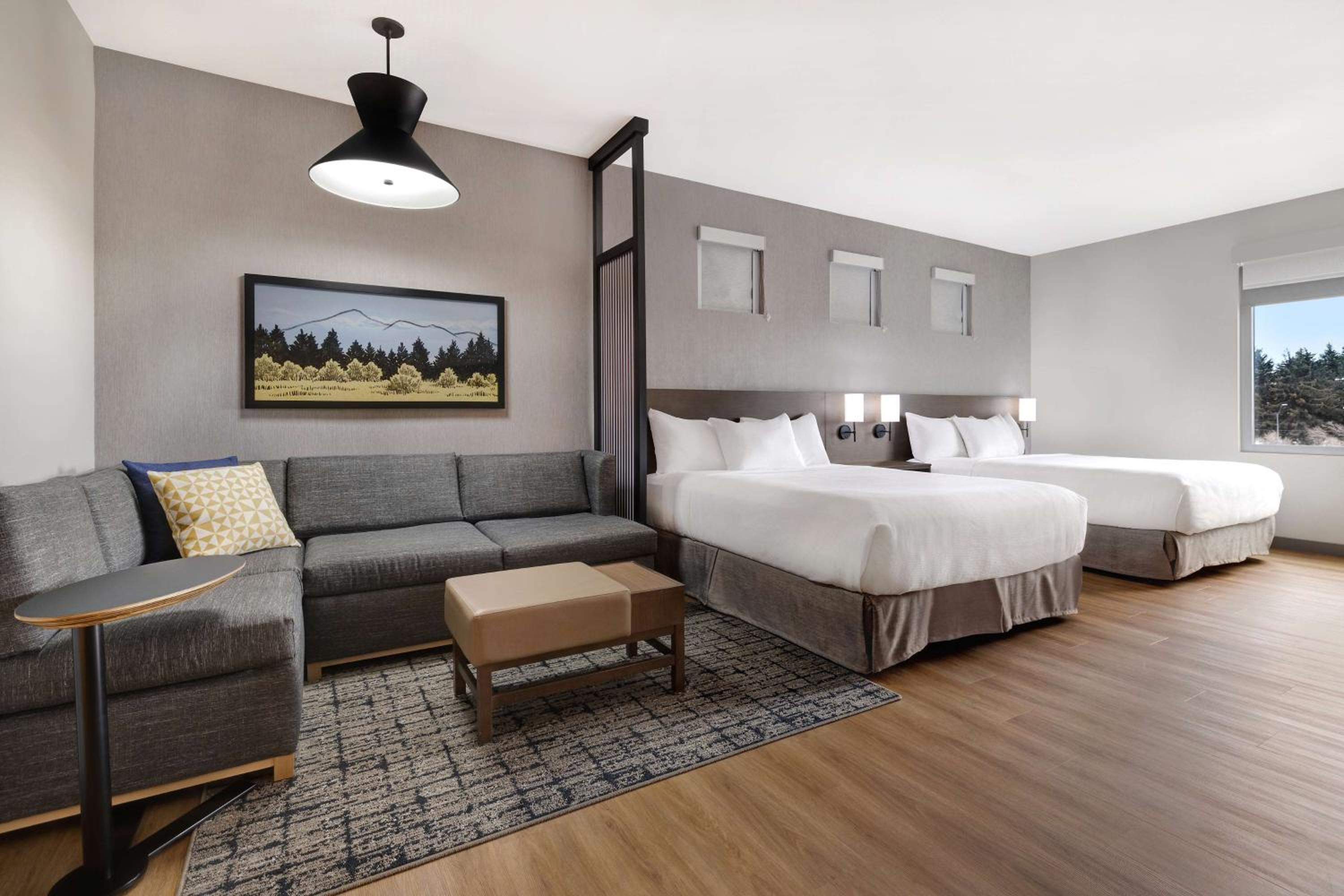 Queen Room with Two Queen Beds and Sofa Bed - High Floor - Photo 16