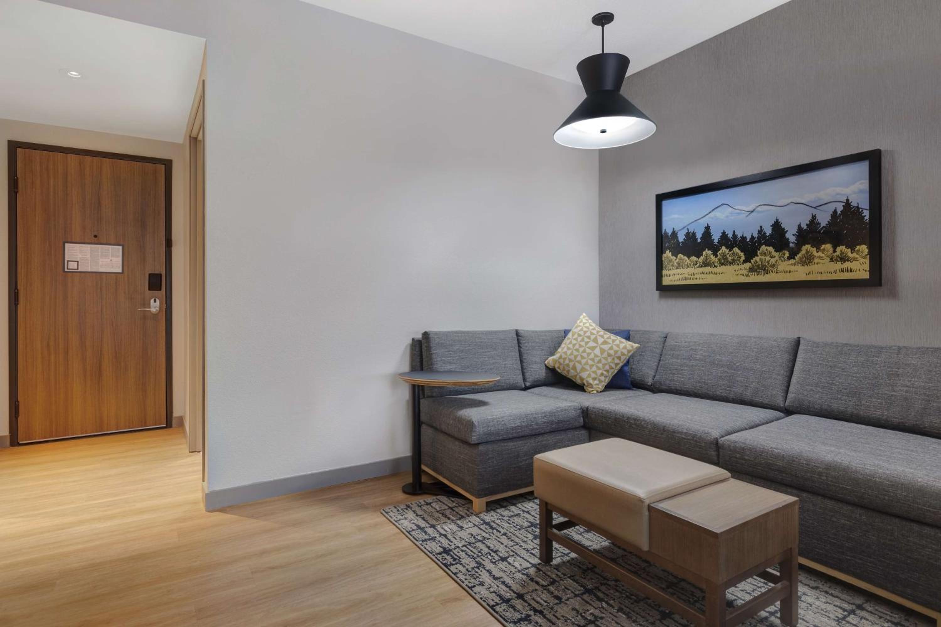 Queen Room with Two Queen Beds and Sofa Bed - High Floor - Photo 6