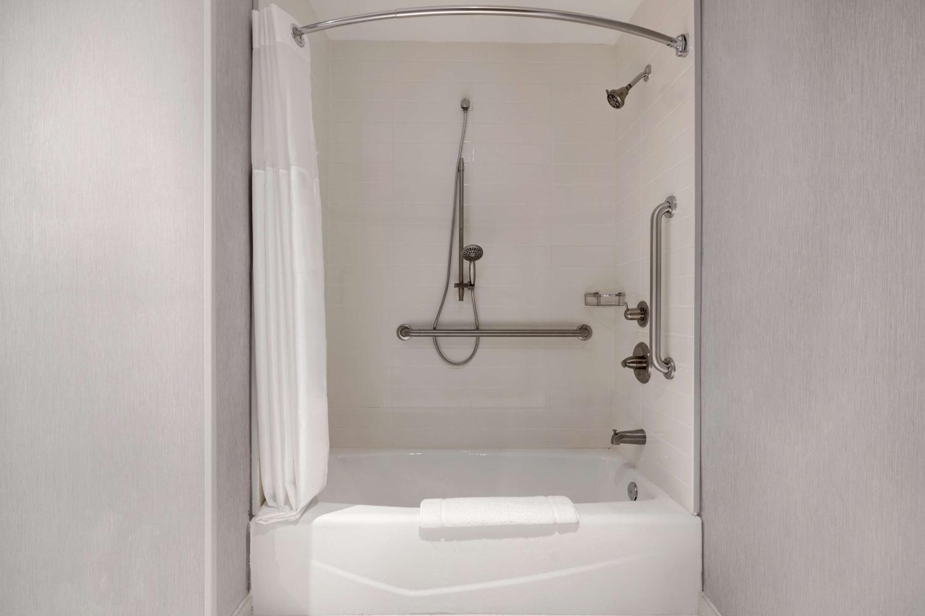 Queen Room with Two Queen Beds with Sofa Bed and Tub - Disability Access - Photo 3