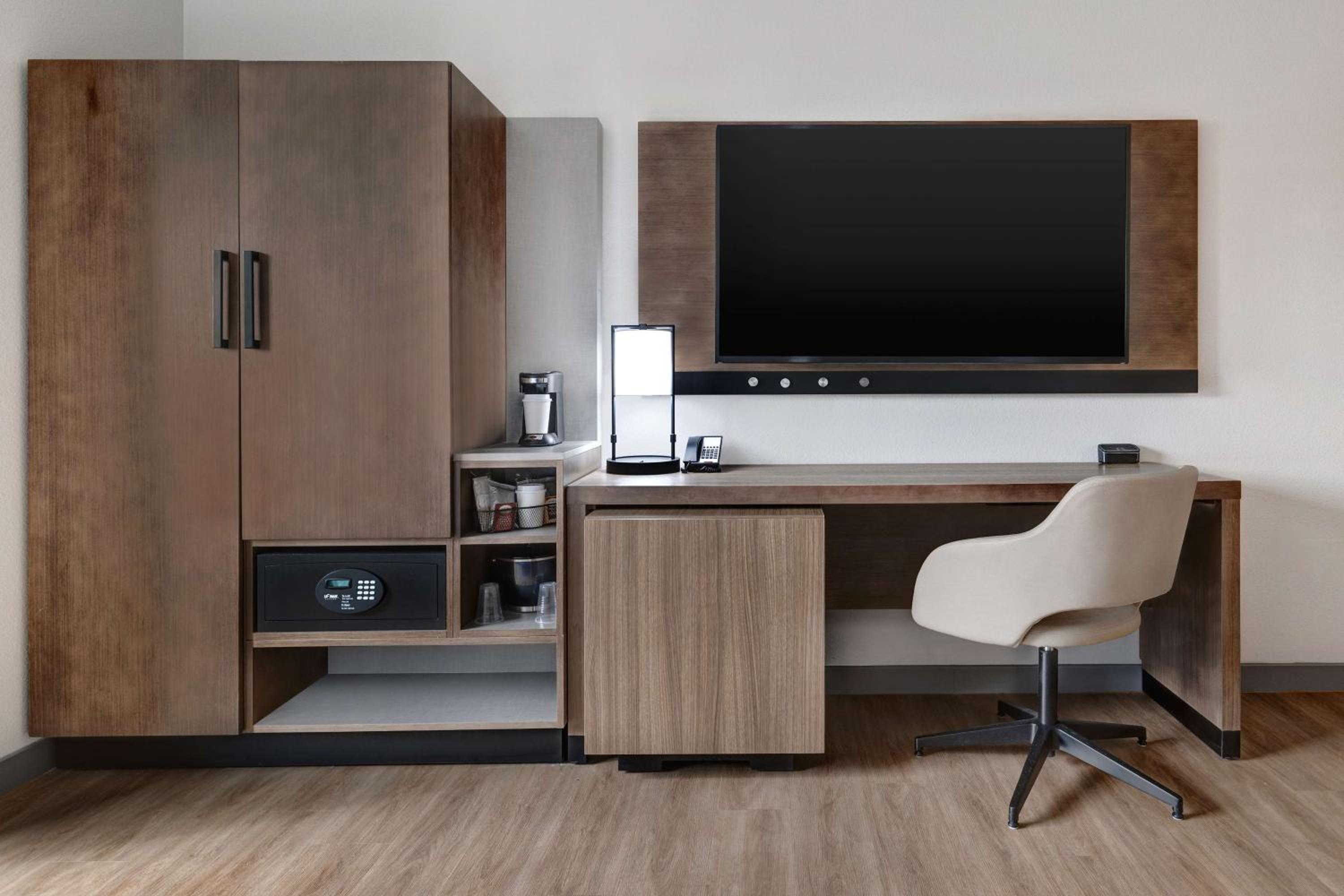 Queen Room with Two Queen Beds and Sofa Bed - High Floor - Photo 8