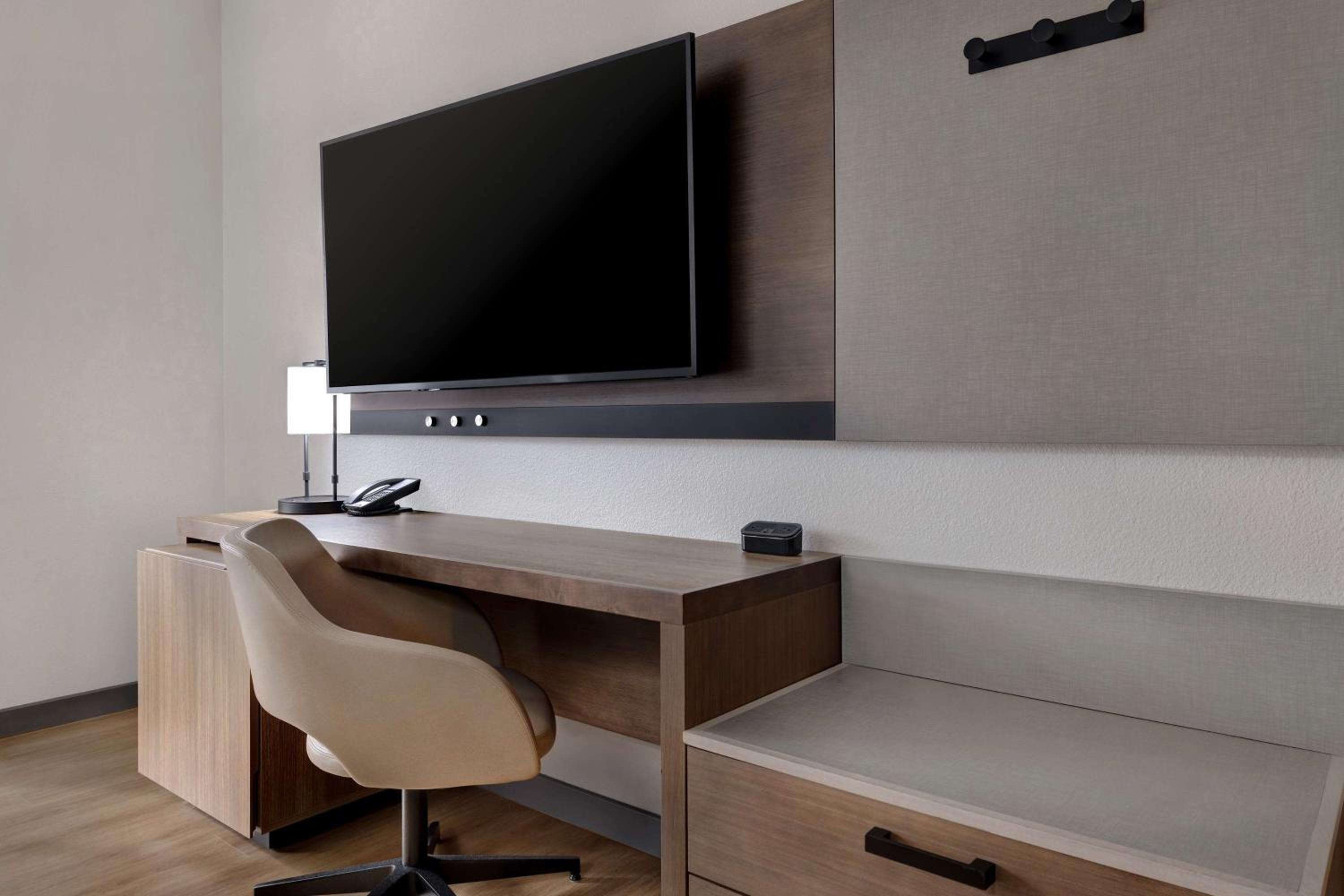 King Room with Sofa Bed - High Floor - Photo 7