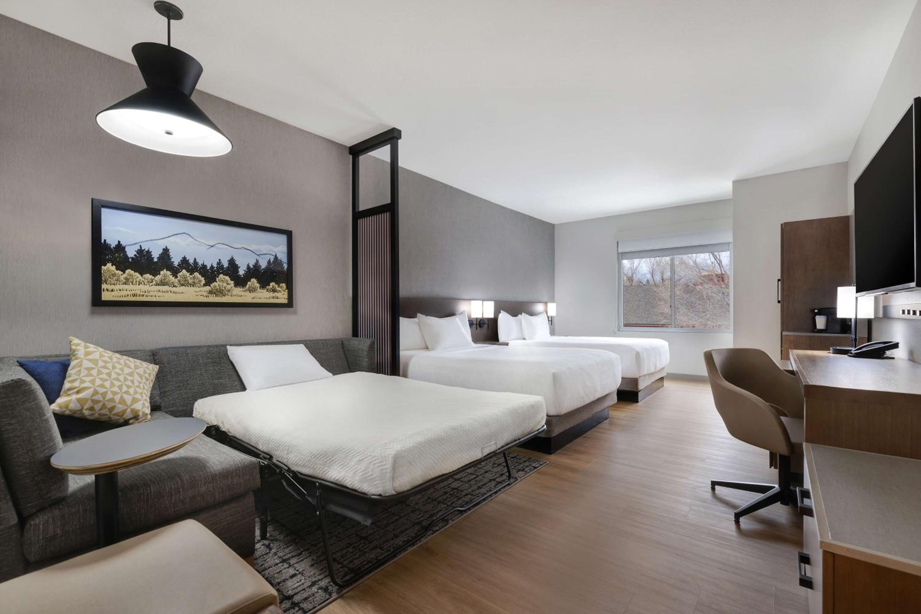 Queen Room with Two Queen Beds and Sofa Bed - High Floor - Photo 12