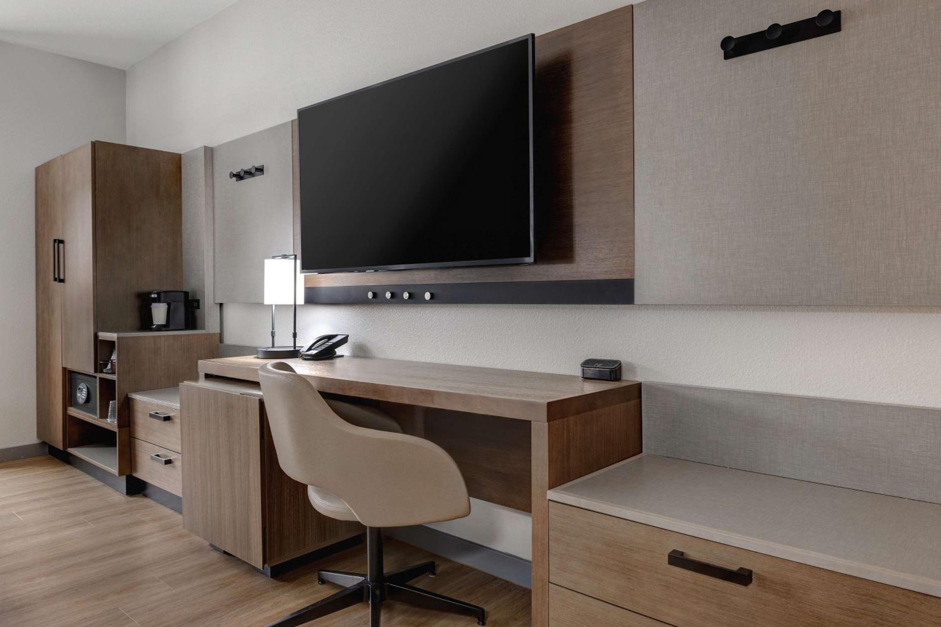 Queen Room with Two Queen Beds and Sofa Bed - High Floor - Photo 18