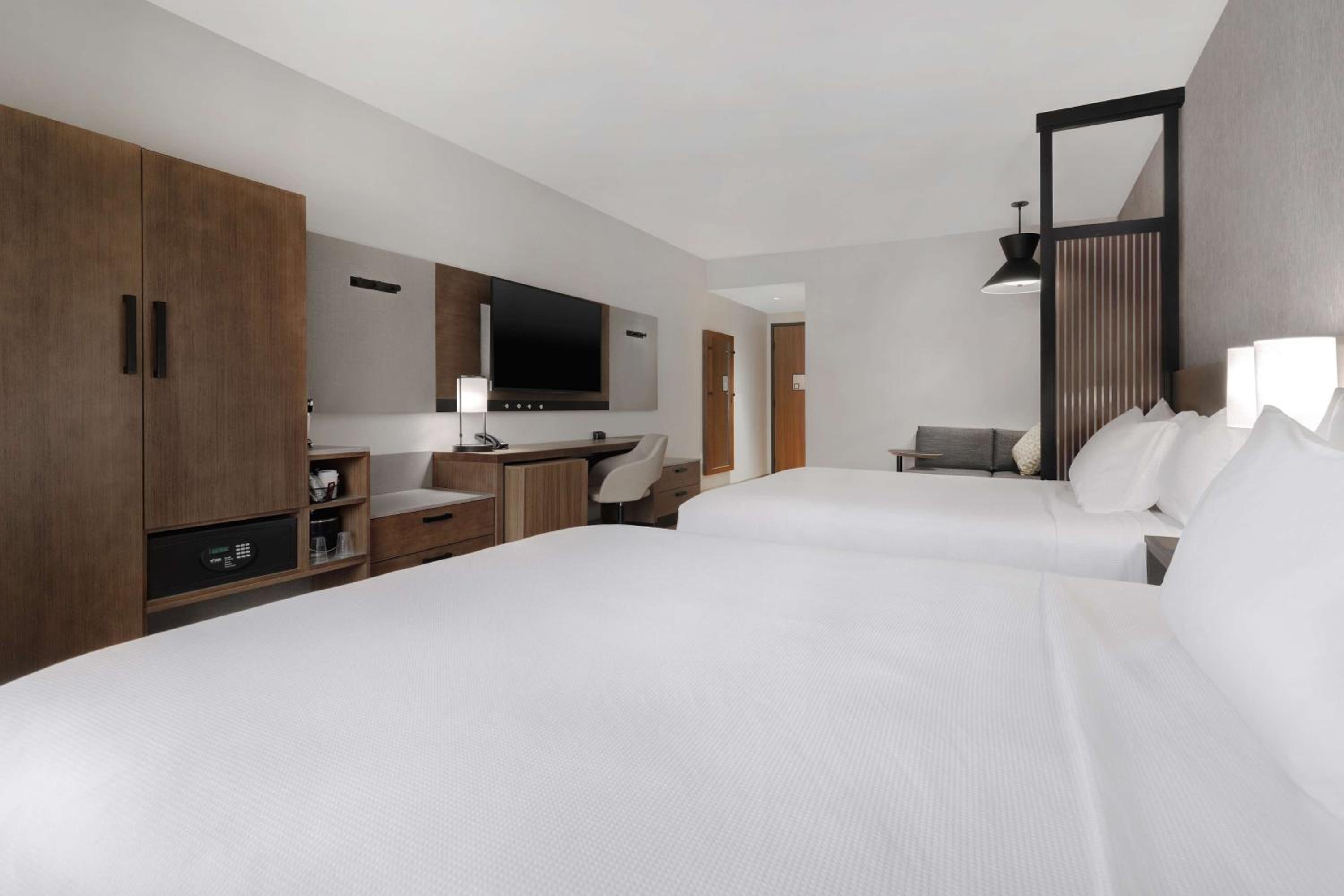 Queen Room with Two Queen Beds and Sofa Bed - High Floor - Photo 14