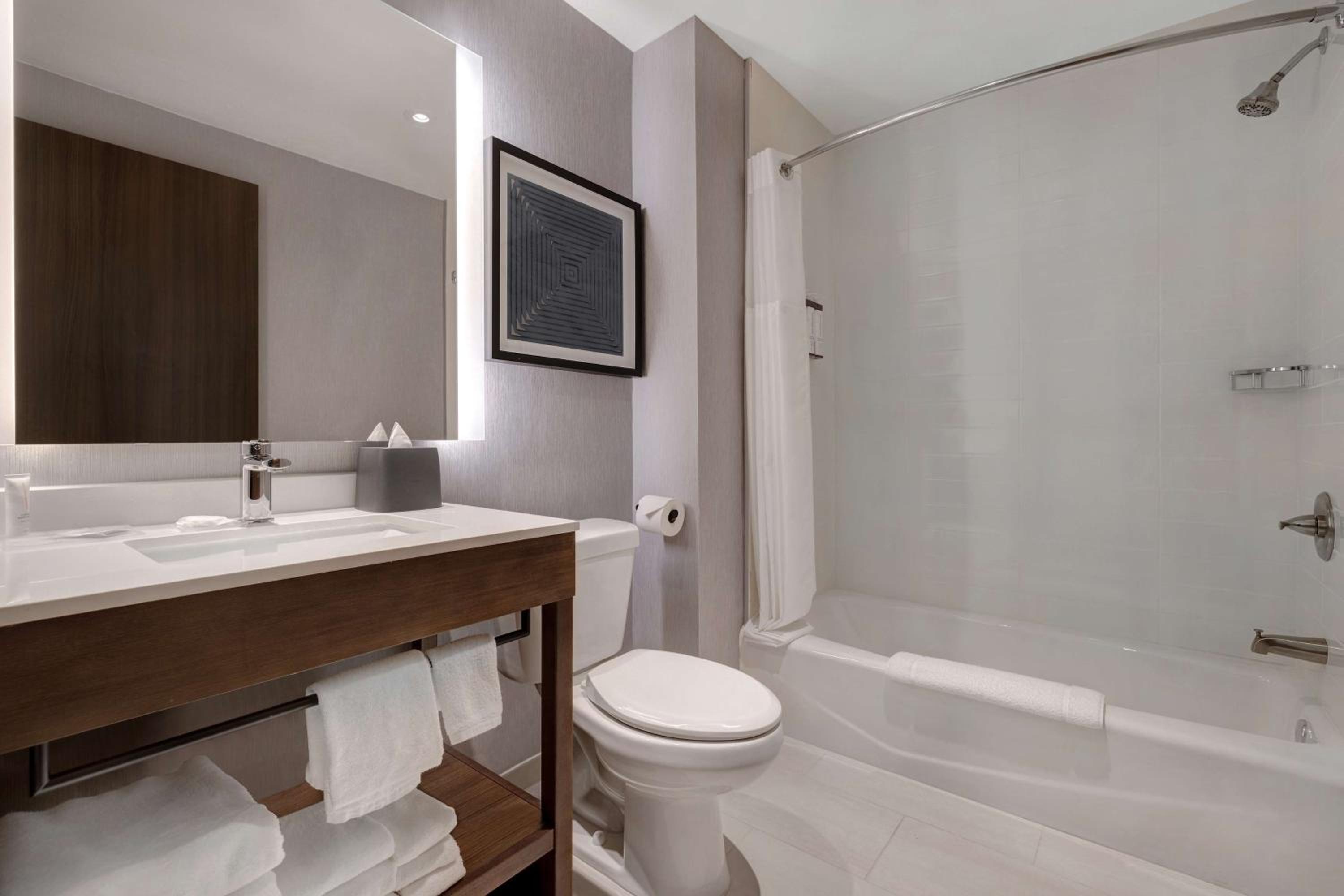 Queen Room with Two Queen Beds and Sofa Bed - High Floor - Photo 4