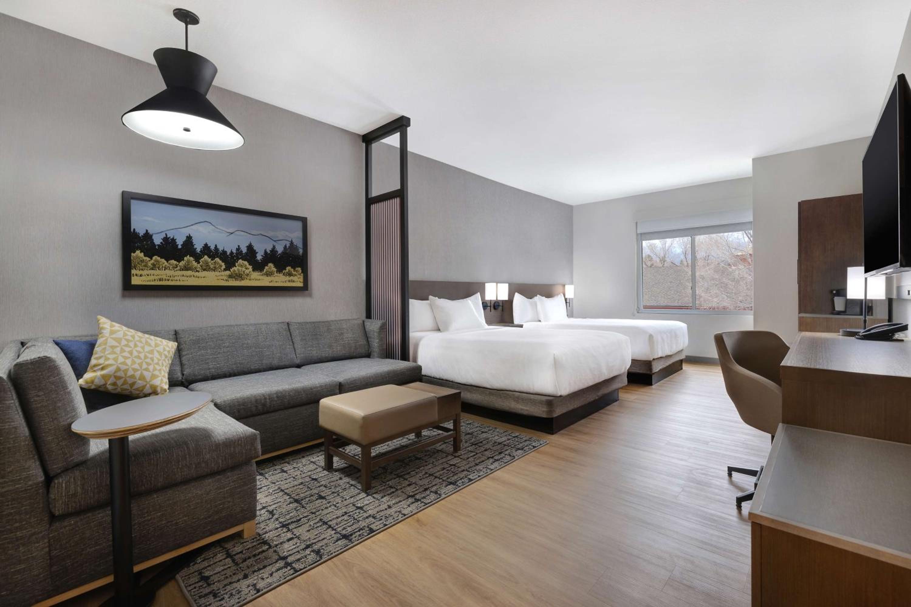 Queen Room with Two Queen Beds and Sofa Bed - High Floor - Photo 3