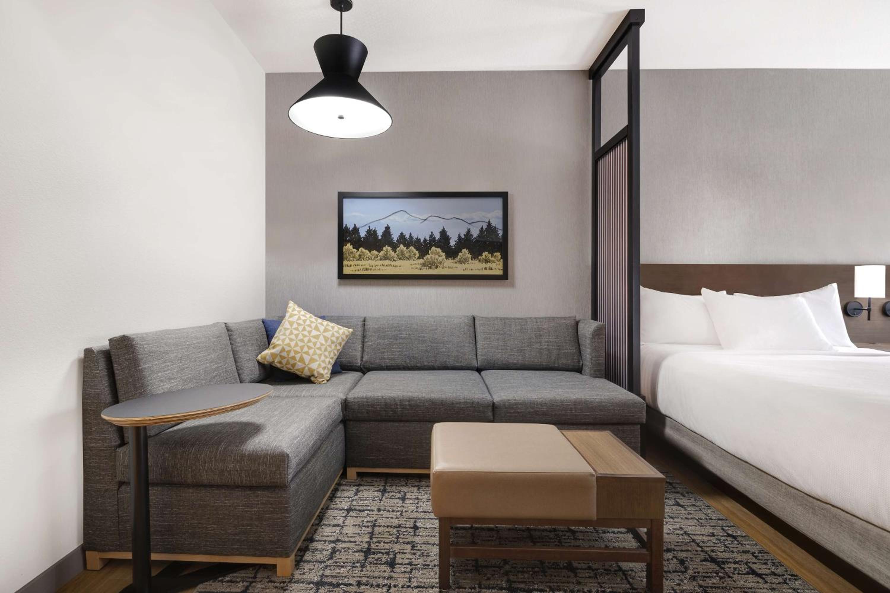 Queen Room with Two Queen Beds and Sofa Bed - High Floor - Photo 2