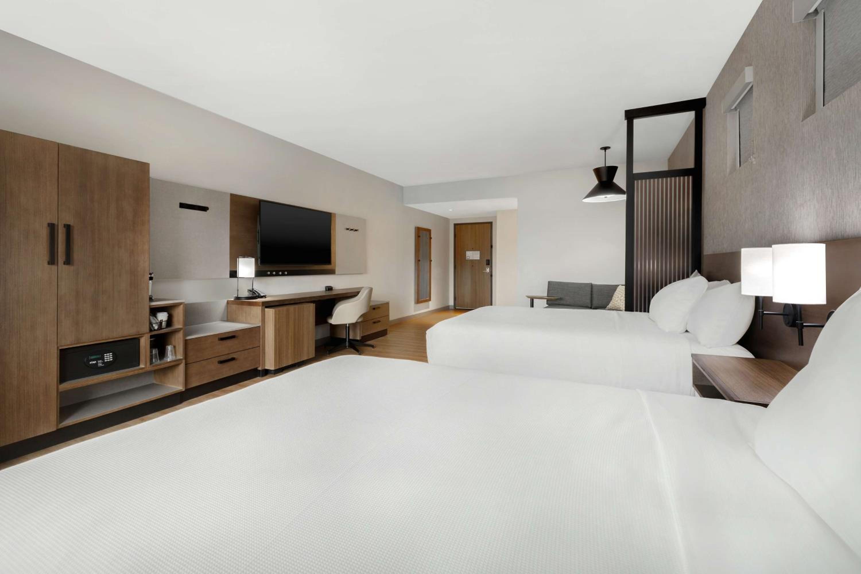 Queen Room with Two Queen Beds and Sofa Bed - High Floor - Photo 17