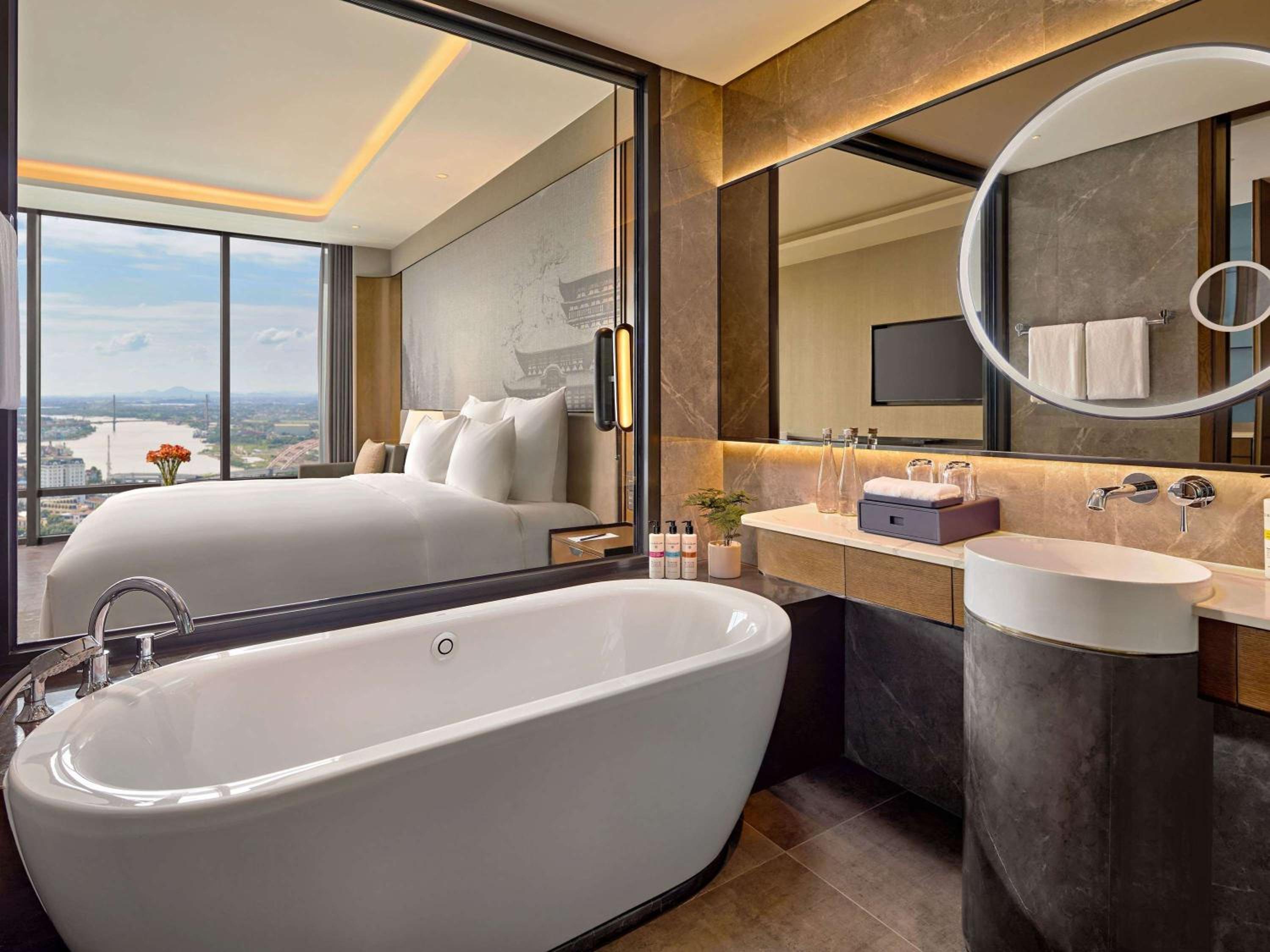 Deluxe Executive King Room - Lounge Access - Photo 2