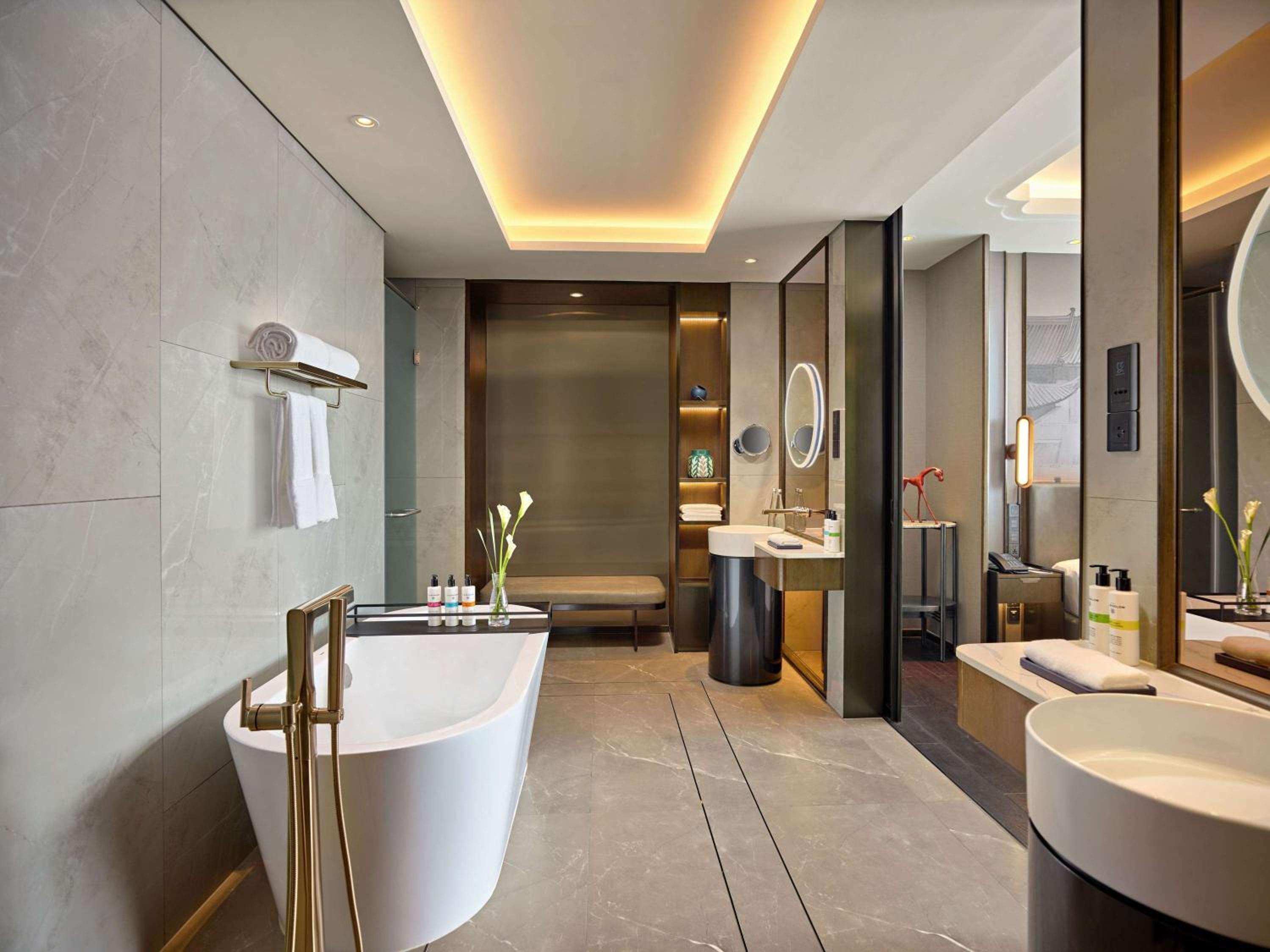 Deluxe King Suite - Lounge Access - Photo 3