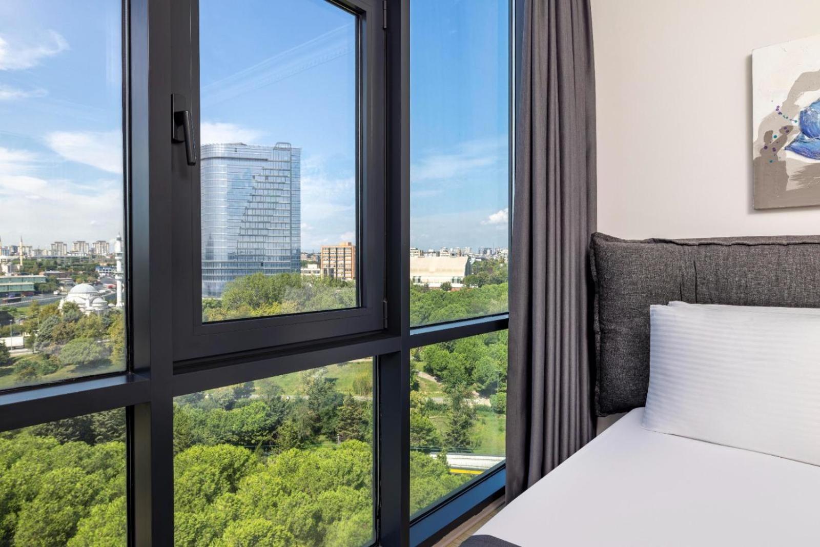 Three-Bedroom Apartment with City View photo 3