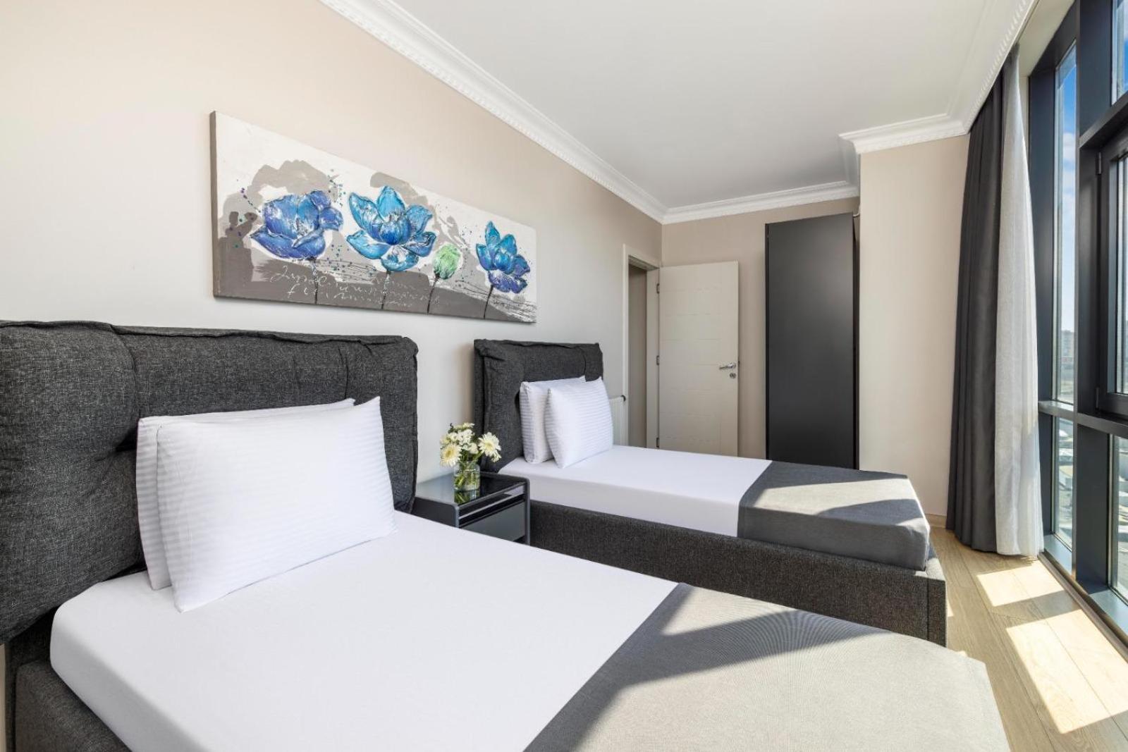 Three-Bedroom Apartment with City View photo 2
