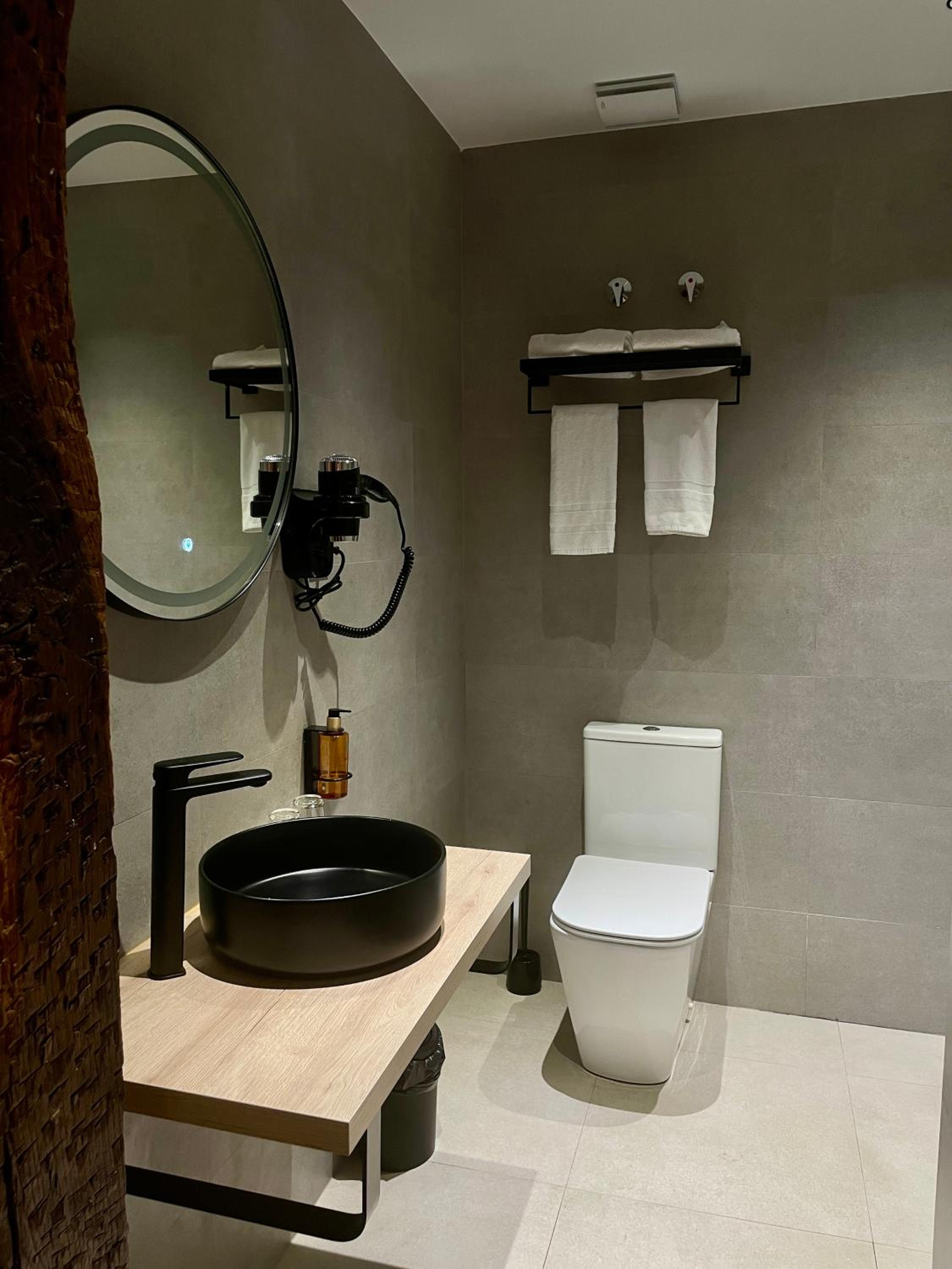 Standard Double Room - Photo 8