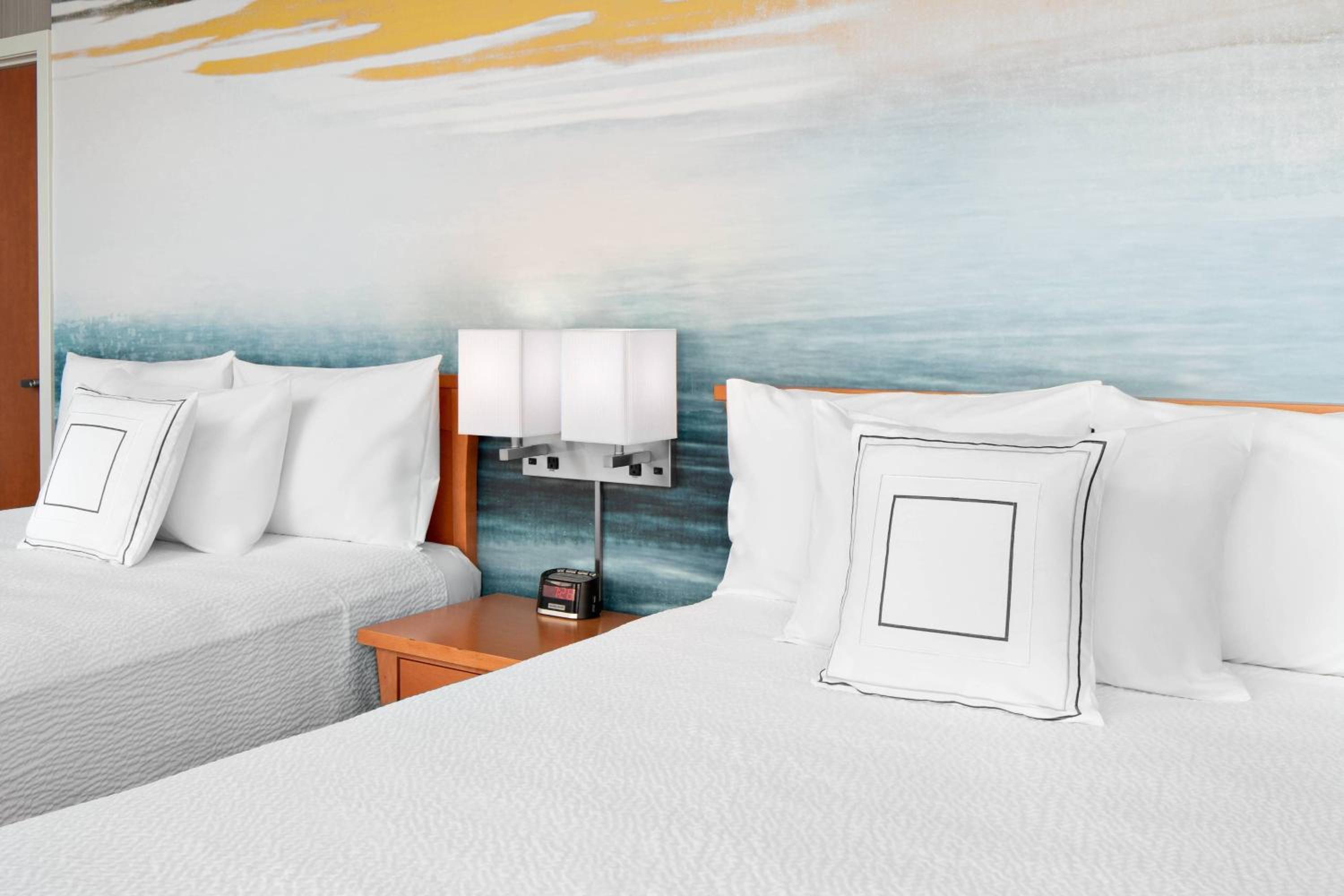Queen Room with Two Queen Beds - Photo 3